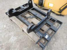 CATERPILLAR TELEHANDLER HITCH ATTACHMENT/ADAPTER FOR USING JCB ATTACHMENTS WITH MANUAL PIN LOCKING.