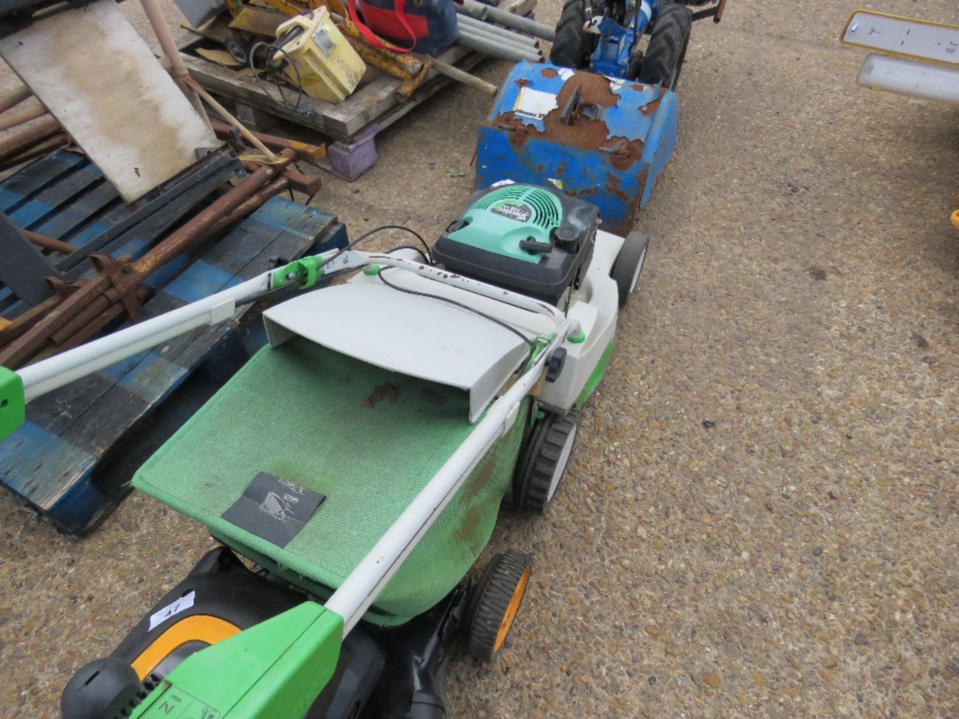 ETESIA VIKING MOWER WITH COLLECTOR. WHEN TESTED WAS SEEN TO RUN AND DRIVE. - Image 3 of 3