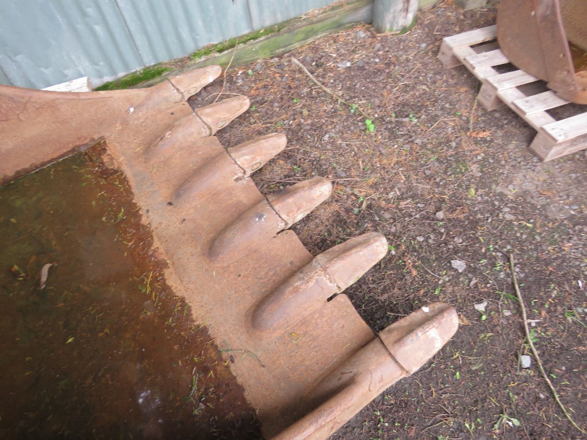 LARGE EXCAVATOR DIGGING BUCKET ON 80MM PINS, 5FT WIDTH APPROX. WAS PREVIOUSLY USED ON HITACHI ZX210. - Image 3 of 4