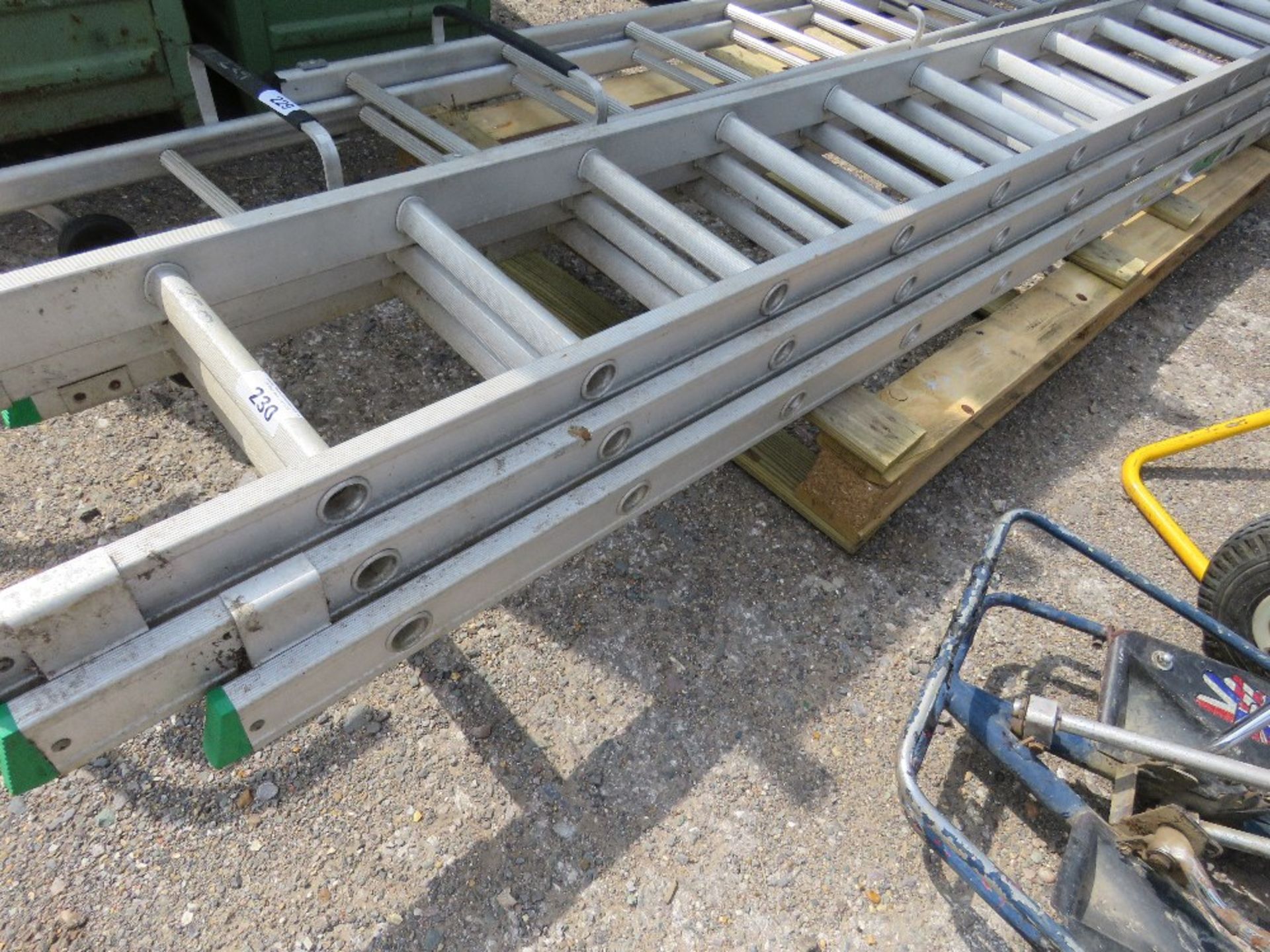 3 STAGE ALUMINIUM LADDER, 10FT CLOSED LENGTH APPROX.