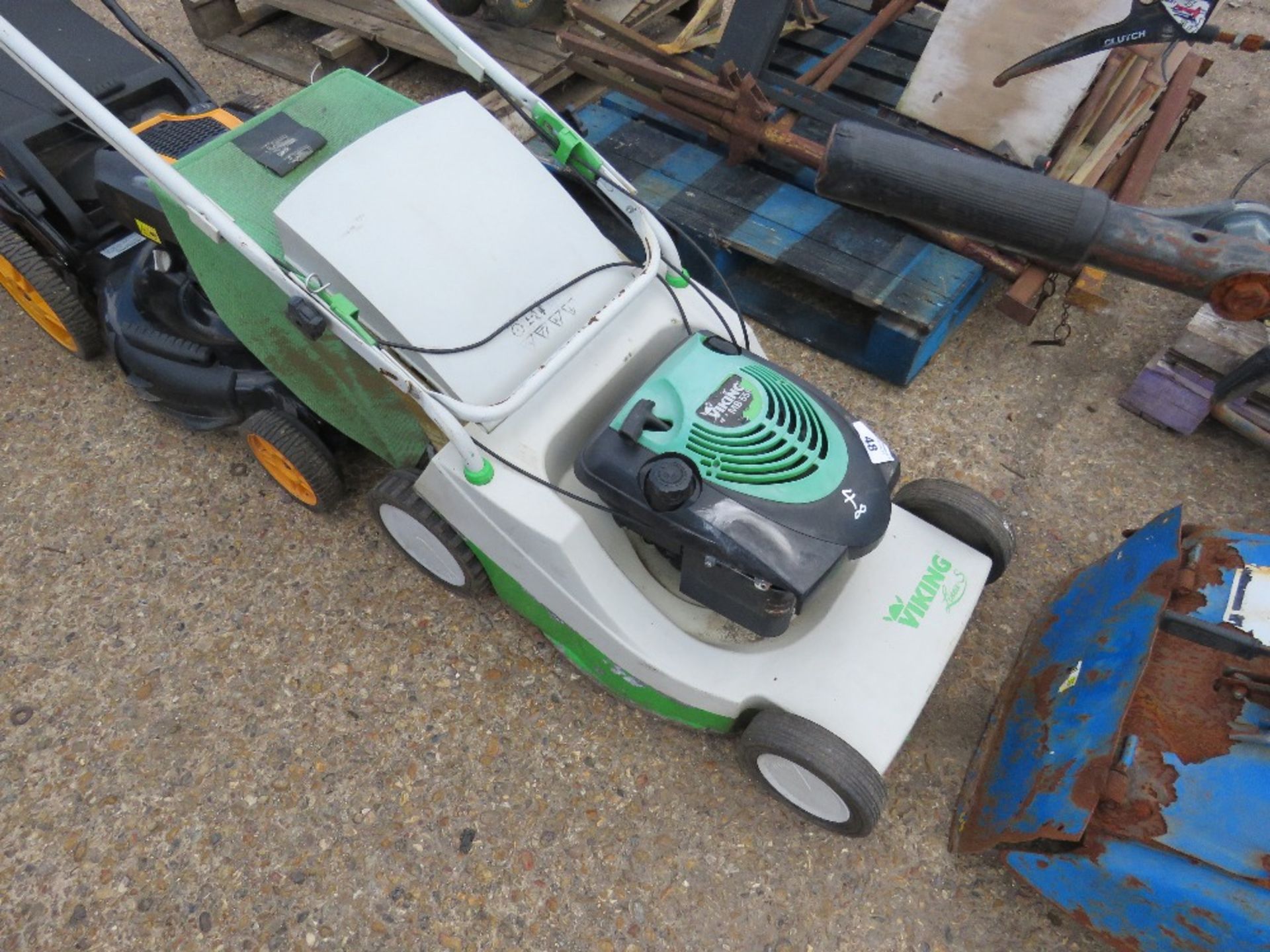 ETESIA VIKING MOWER WITH COLLECTOR. WHEN TESTED WAS SEEN TO RUN AND DRIVE. - Image 2 of 3