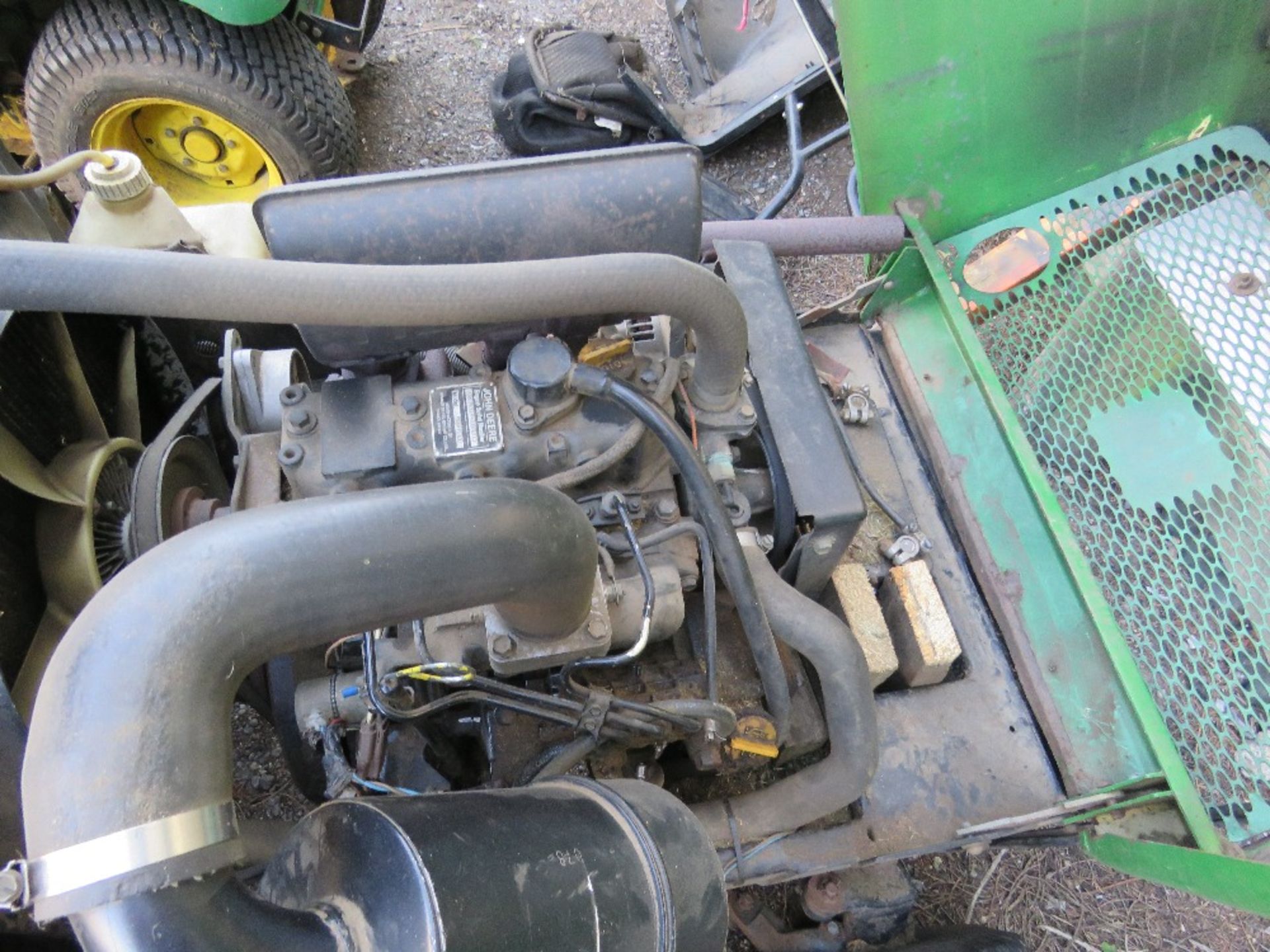 JOHN DEERE F1145 4WD RIDE ON MOWER WITH OUTFRONT 5FT DECK. YEAR 1998 BUILD. - Image 5 of 6