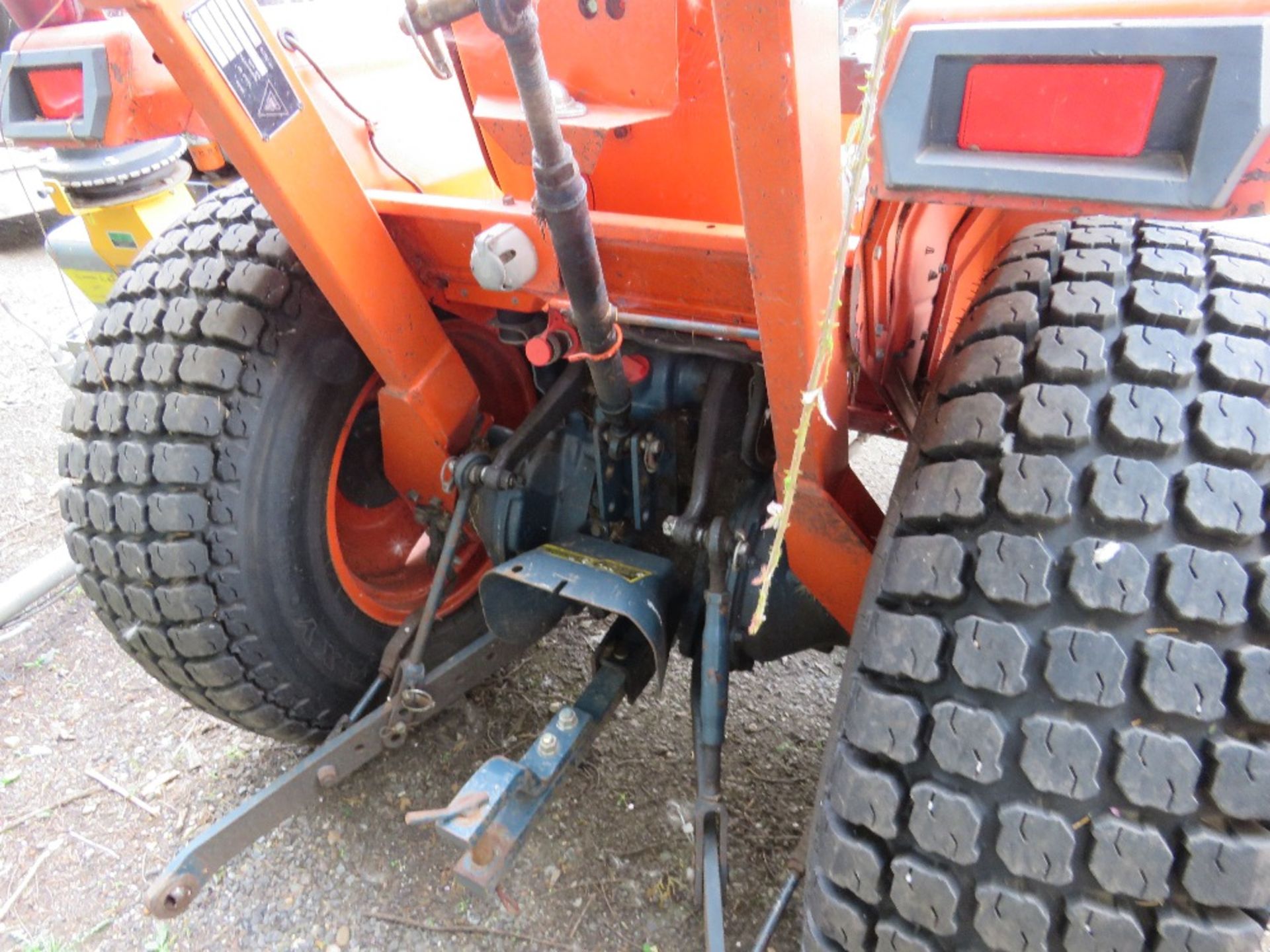 KUBOTA L3250 4WD TRACTOR ON GRASS TYRES. 4080 REC HOURS. SHUTTLE GEARBOX. SN:51408. WHNE TESTED WAS - Image 5 of 6