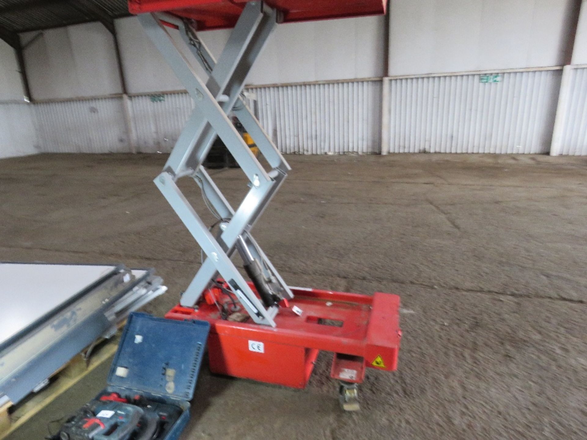 POPUP SCISSOR LIFT ACCESS UNIT. WHEN TESTED WAS SEEN TO LIFT AND LOWER (NO BATTERY ). - Image 2 of 6