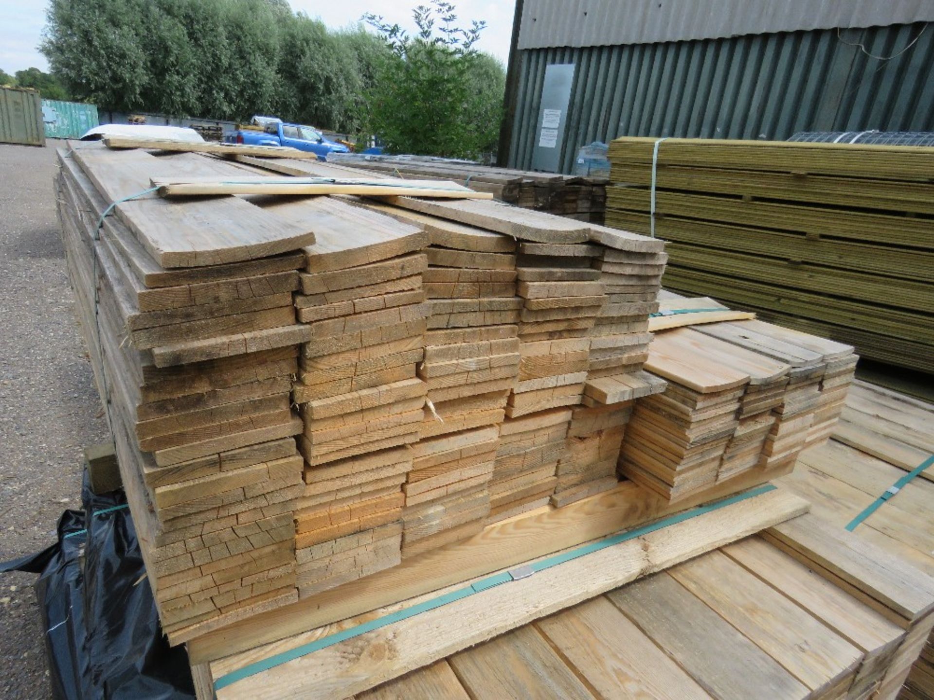 STACK CONTAINING 4 BUNDLES OF UNTREATED FENCE CLADDING TIMBER BOARDS, 1.14M -1.73M LENGTHAPPROX. - Image 2 of 6