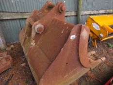 LARGE EXCAVATOR DIGGING BUCKET ON 80MM PINS, 5FT WIDTH APPROX. WAS PREVIOUSLY USED ON HITACHI ZX210.