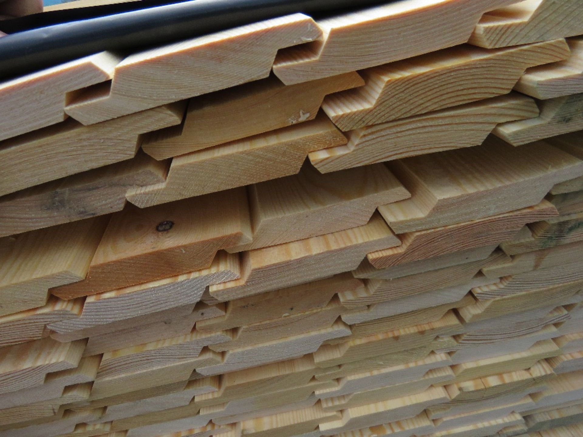 LARGE PACK OF UNTREATED SHIPLAP FENCE CLADDING TIMBER BOARDS, 1.72M LENGTH X 10CM WIDTH APPROX. - Image 3 of 4