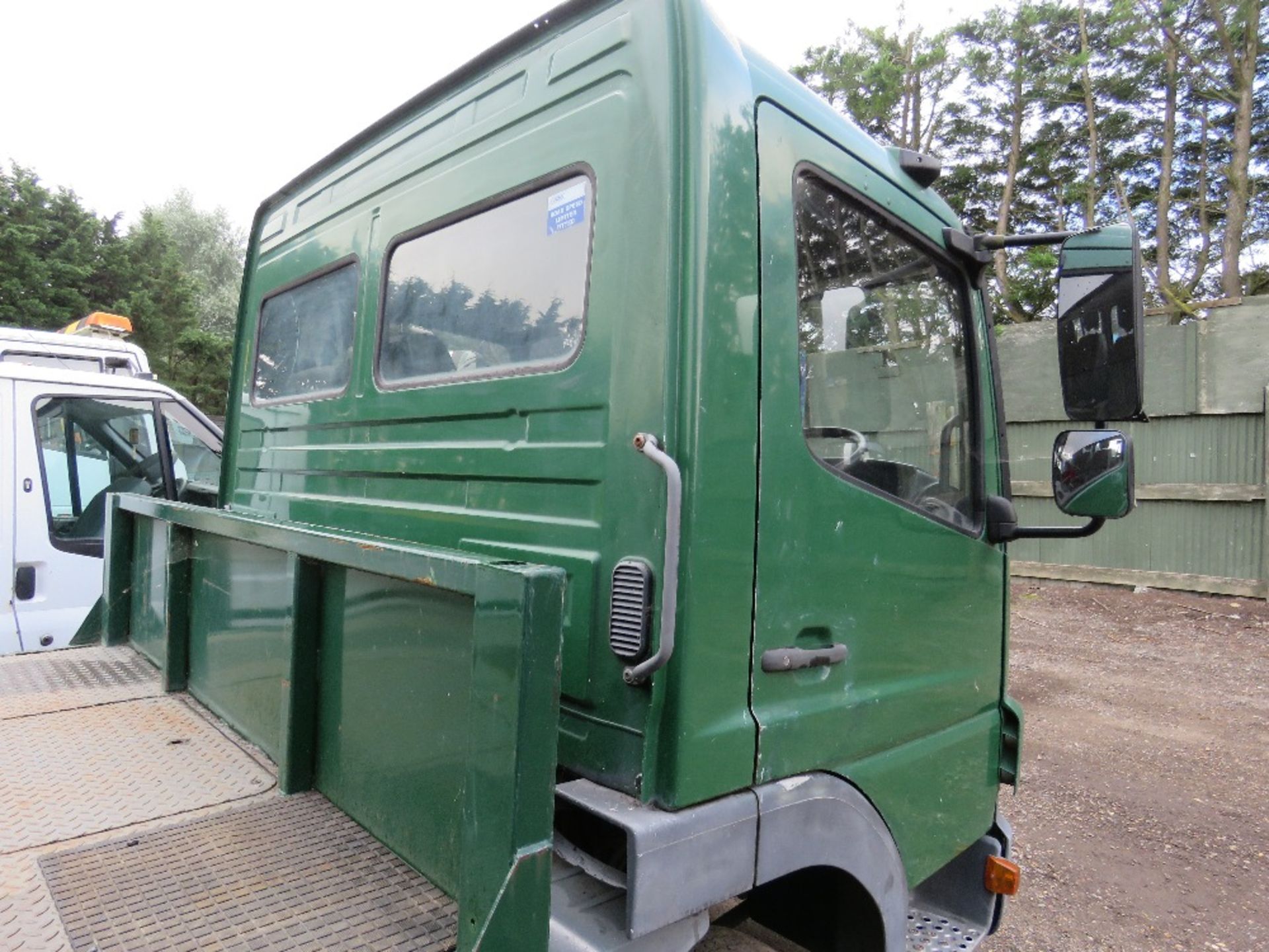 MERCEDES 7.5TONNE FLAT BED LORRY REG:GN55 NUP. MANUAL GEARBOX. STEEL CHEQUER PLATE BODY, 12FT LENGTH - Image 3 of 10