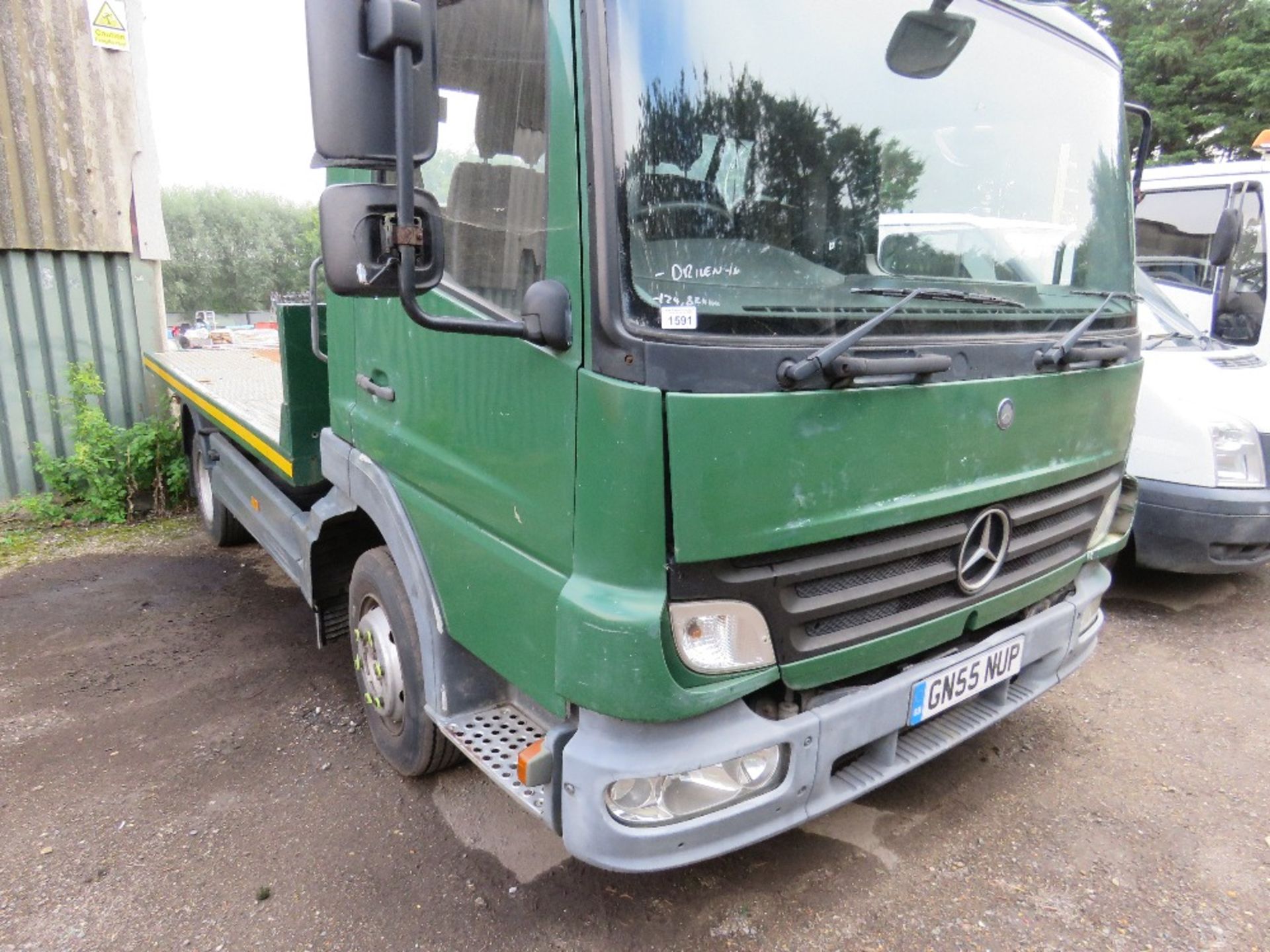 MERCEDES 7.5TONNE FLAT BED LORRY REG:GN55 NUP. MANUAL GEARBOX. STEEL CHEQUER PLATE BODY, 12FT LENGTH