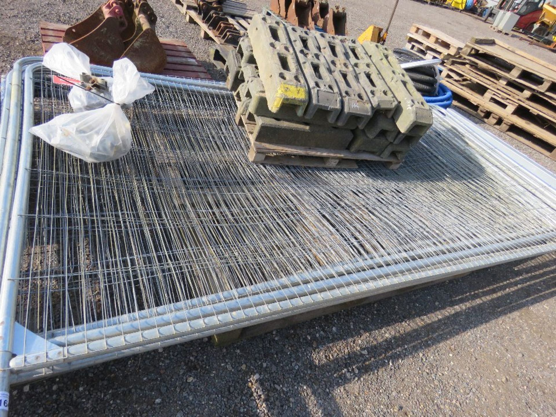 10 X HERAS TYPE SITE MESH FENCE PANELS WITH CLIPS AND FEET. NO VAT ON HAMMER PRICE.