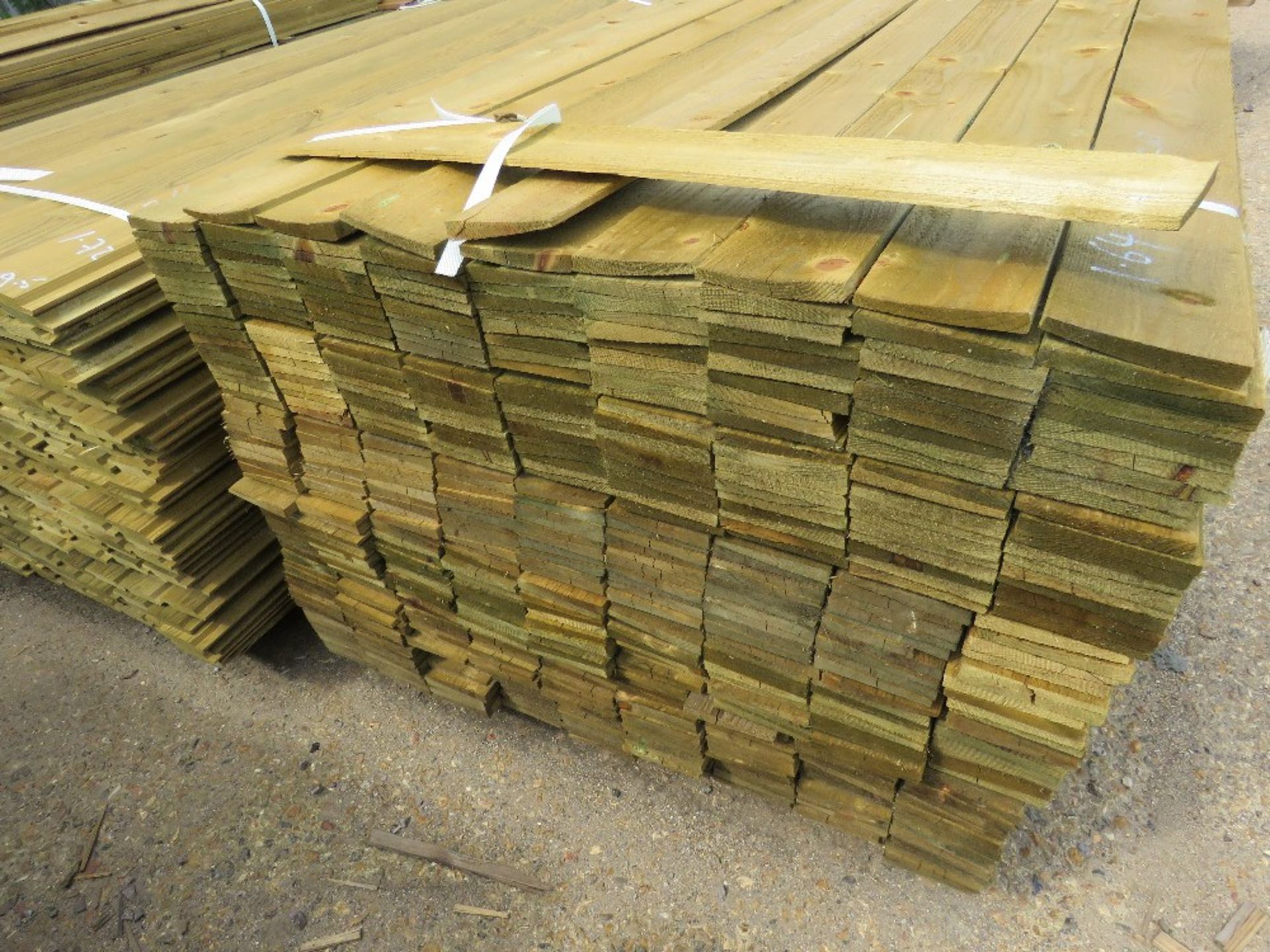 LARGE PACK OF FEATHER EDGE FENCE CLADDING TIMBER BOARDS, 1.64M LENGTH X 10CM WIDTH APPROX. - Image 2 of 3