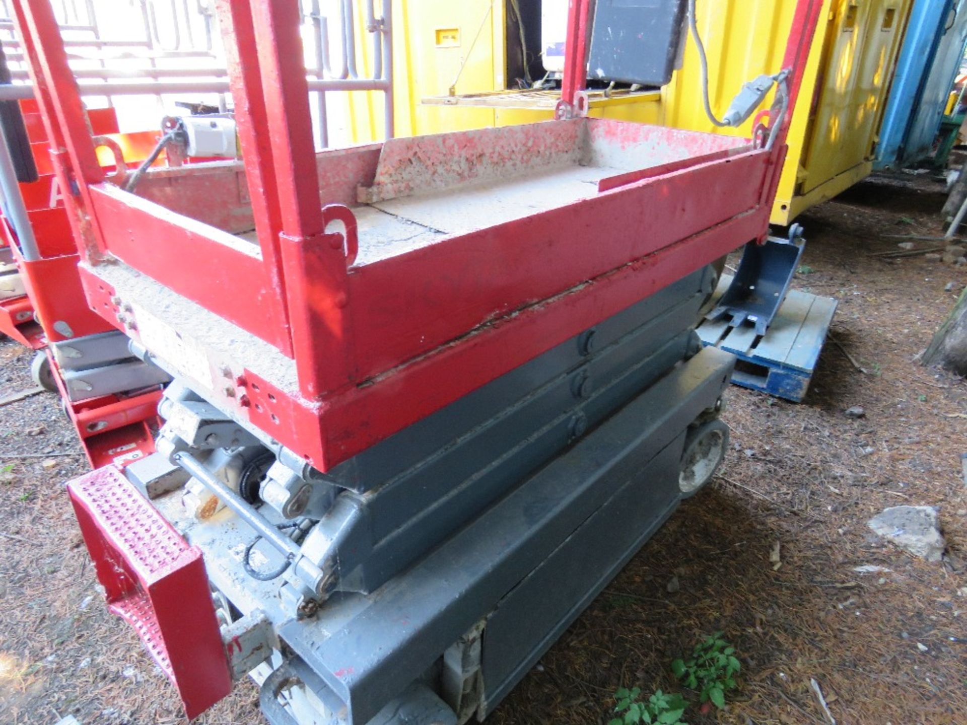 SKYJACK 3219 SCISSOR LIFT ACCESS PLATFORM, YEAR 2010. SN:22020000. UNTESTED, BATTERY FLAT WHEN DELIV - Image 5 of 6