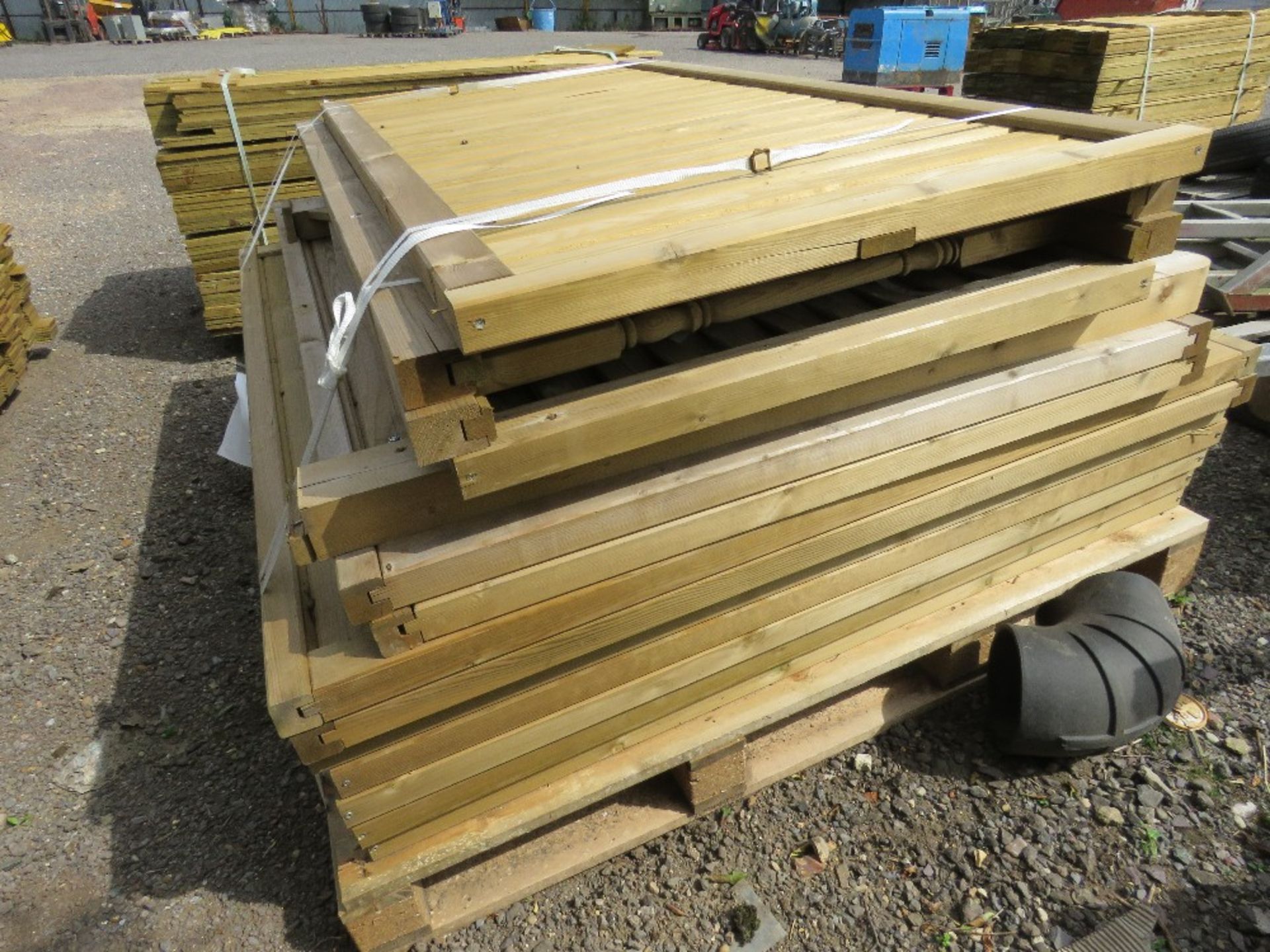 APPROX 14 X TIMBER FENCE PANELS/GATES. - Image 4 of 4