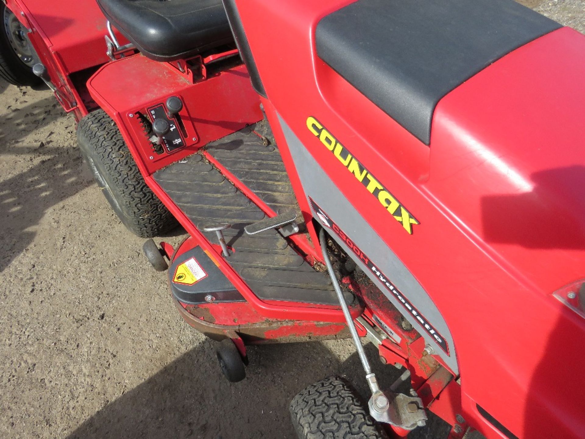 COUNTAX C300H RIDE ON MOWER WITH COLLECTOR. HYDROSTATIC DRIVE. WHEN TESTED WAS SEEN TO RUN, DRIVE AN - Image 2 of 9