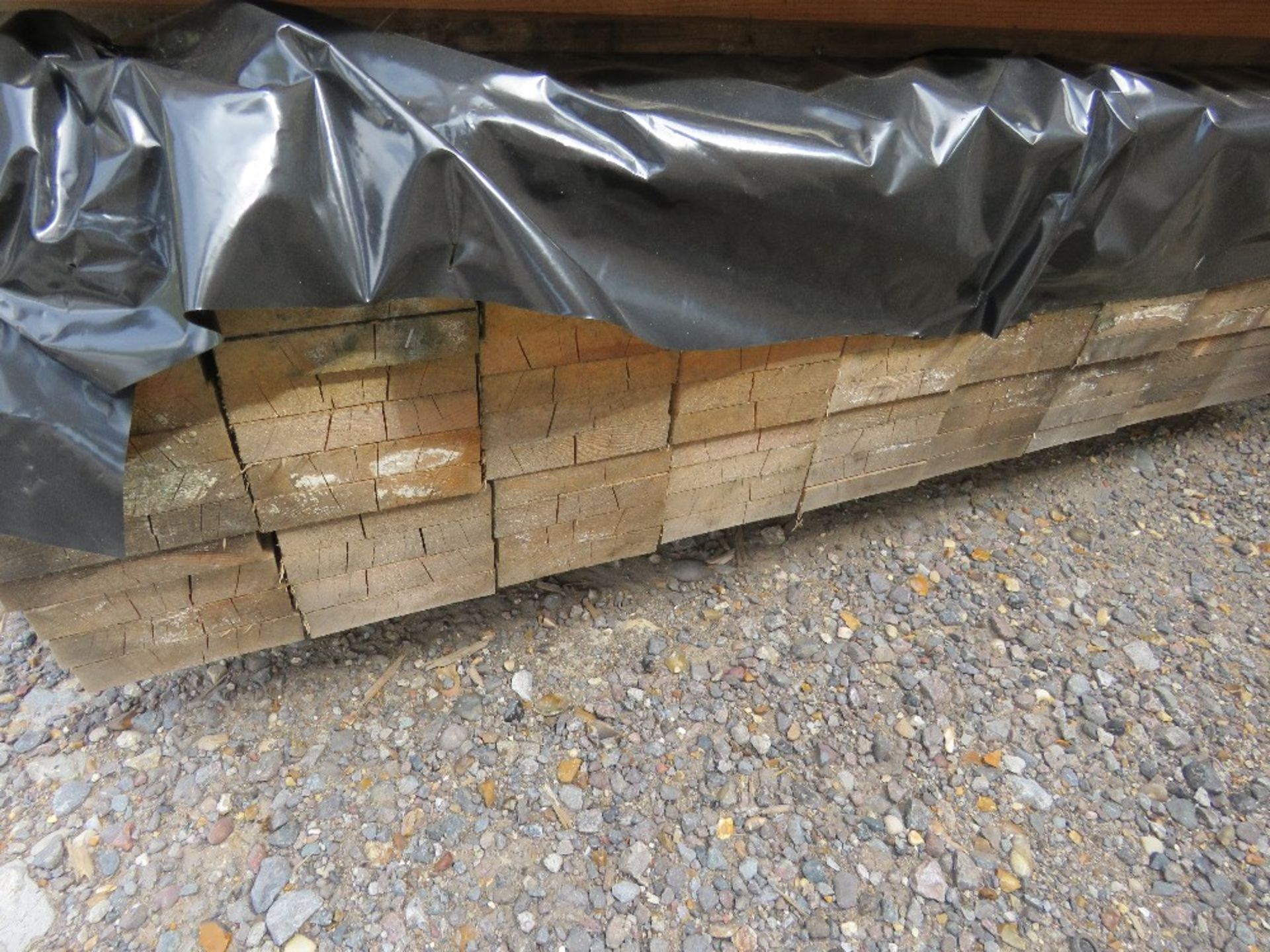 STACK CONTAINING 4 BUNDLES OF UNTREATED FENCE CLADDING TIMBER BOARDS, 1.14M -1.73M LENGTHAPPROX. - Image 5 of 6