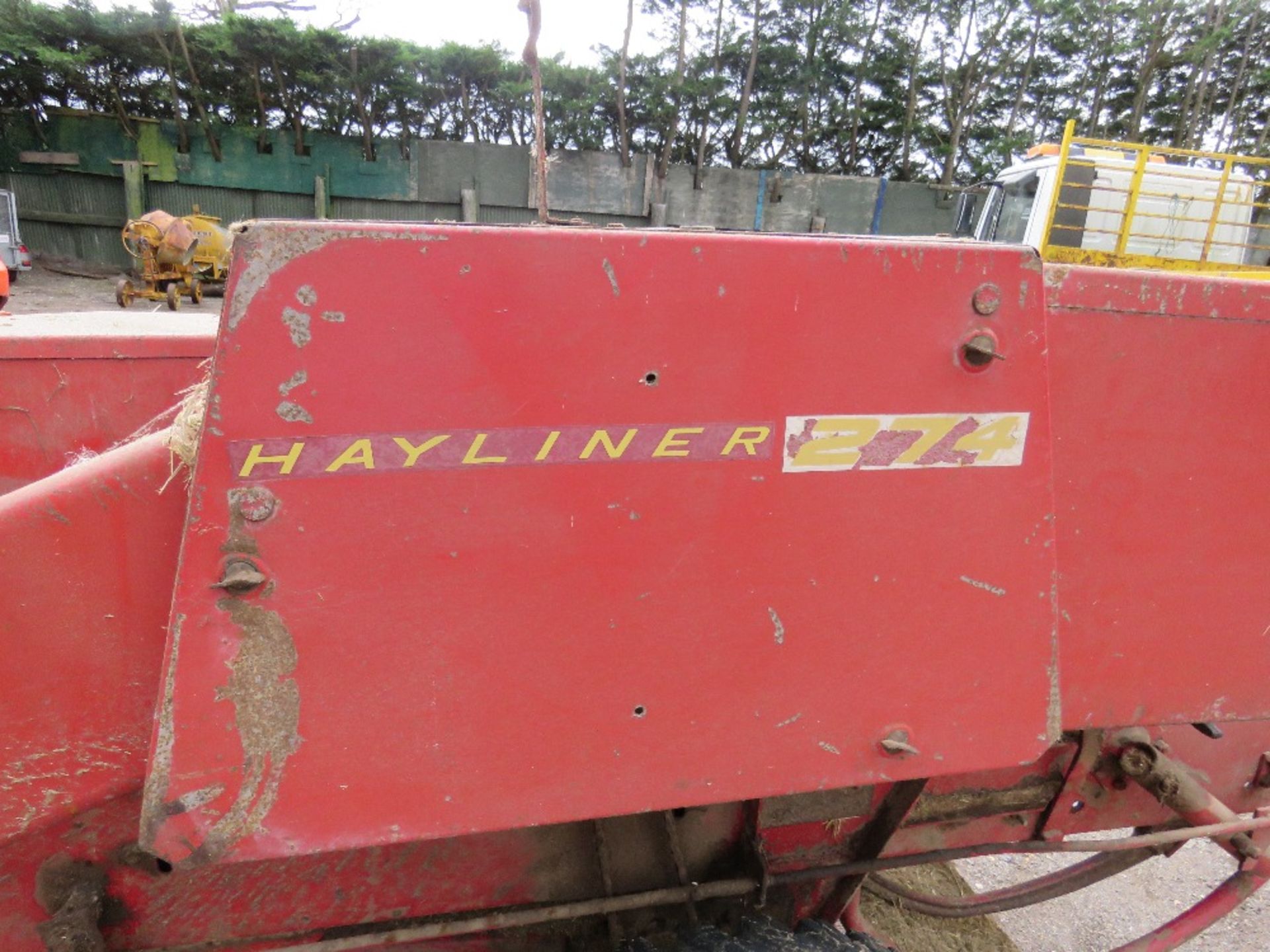 NEW HOLLAND HAYLINER 274 CONVENTIONAL BALER PLUS A TOWED FLAT 8 BALE ACCUMULATOR - Image 10 of 12
