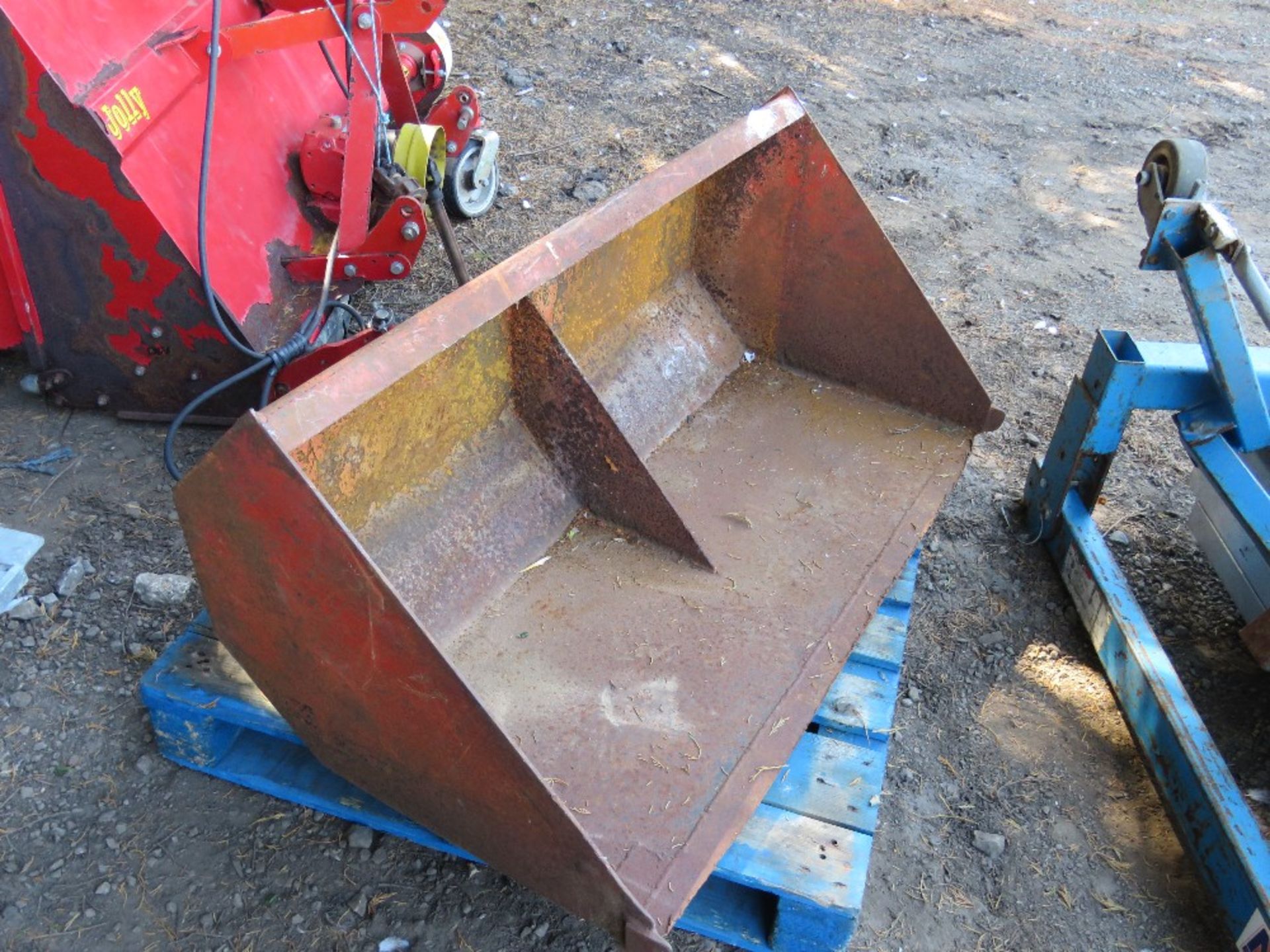 FOREND LOADER BUCKET, 4FT WIDTH APPROX. - Image 3 of 3