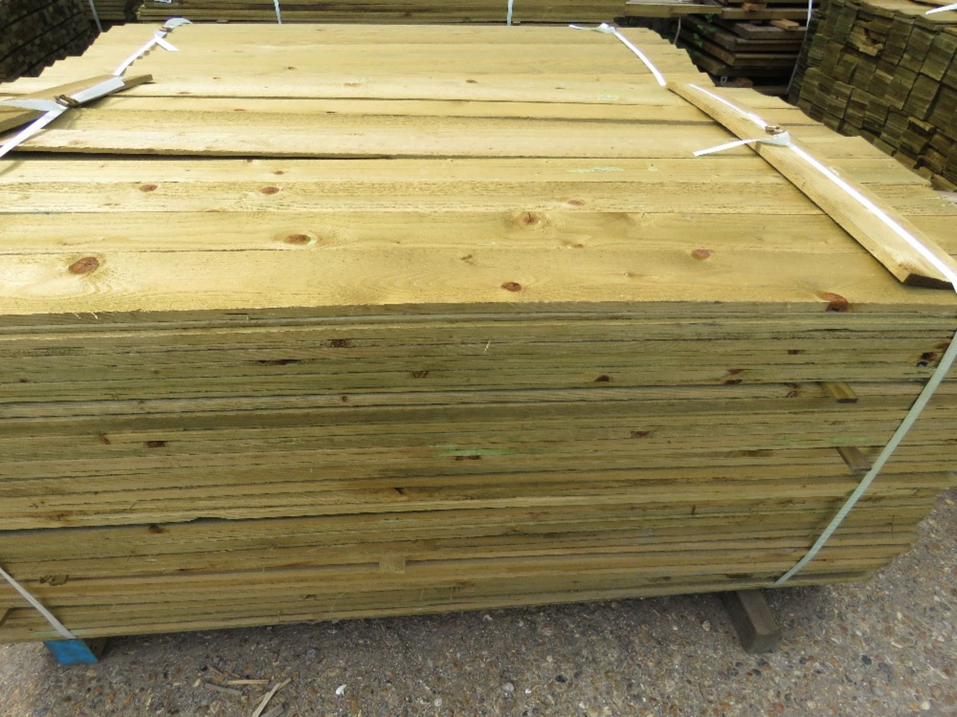 LARGE PACK OF FEATHER EDGE FENCE CLADDING TIMBER BOARDS, 1.64M LENGTH X 10CM WIDTH APPROX. - Image 3 of 3