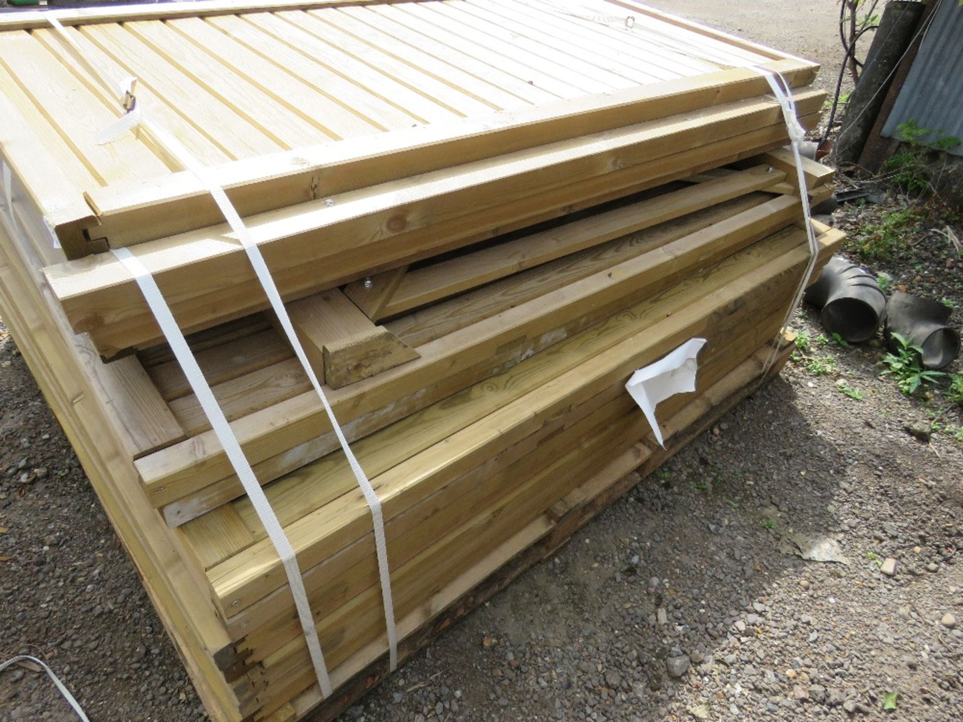 APPROX 14 X TIMBER FENCE PANELS/GATES. - Image 2 of 4