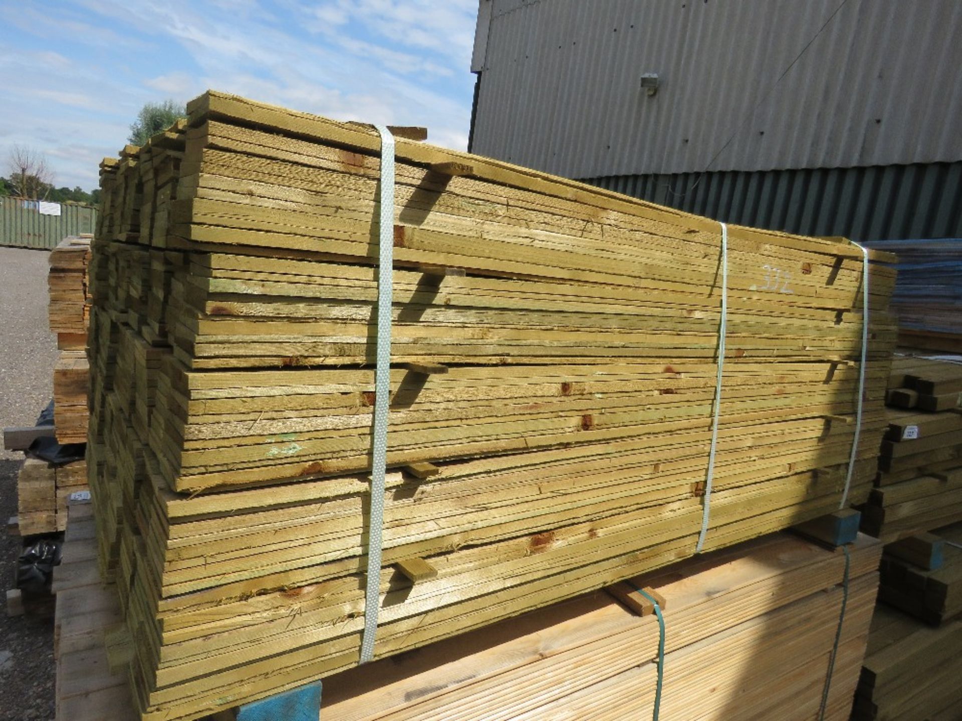 LARGE PACK OF TREATED FEATHER EDGE FENCE CLADDING TIMBER BOARDS, 1.64M LENGTH X 10CM WIDTH APPROX.