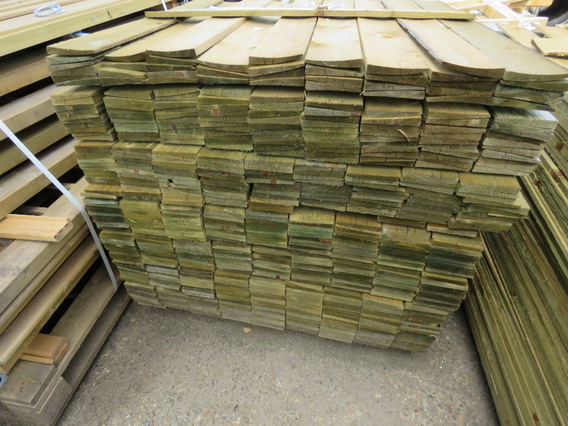 PACK OF FEATHER EDGE FENCE CLADDING TIMBER BOARDS, 0.89M LENGTH X 10CM WIDTH APPROX. - Image 2 of 3