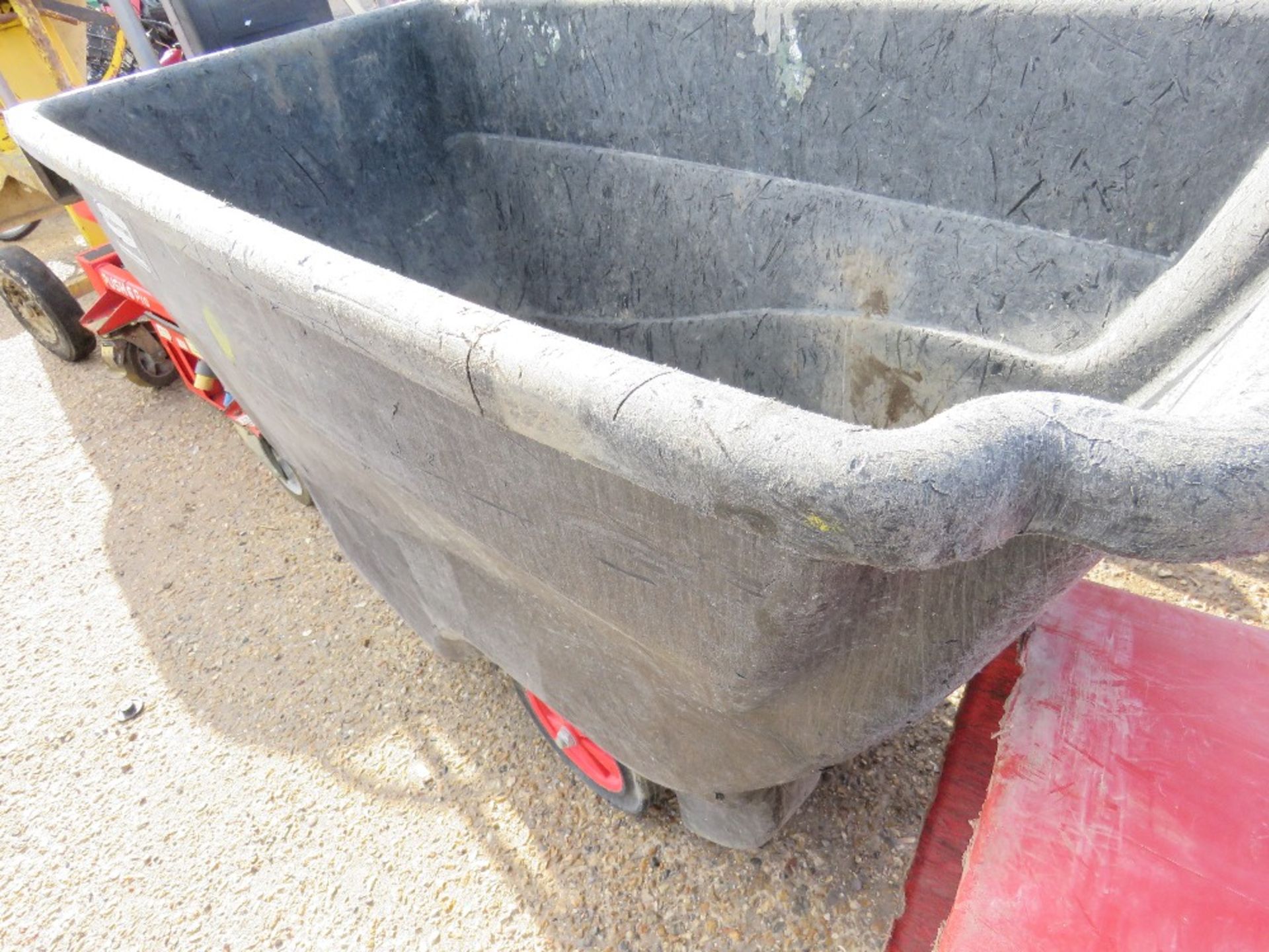 RUBBERMAID HEAVY DUTY RUBBLE BARROW. - Image 3 of 3