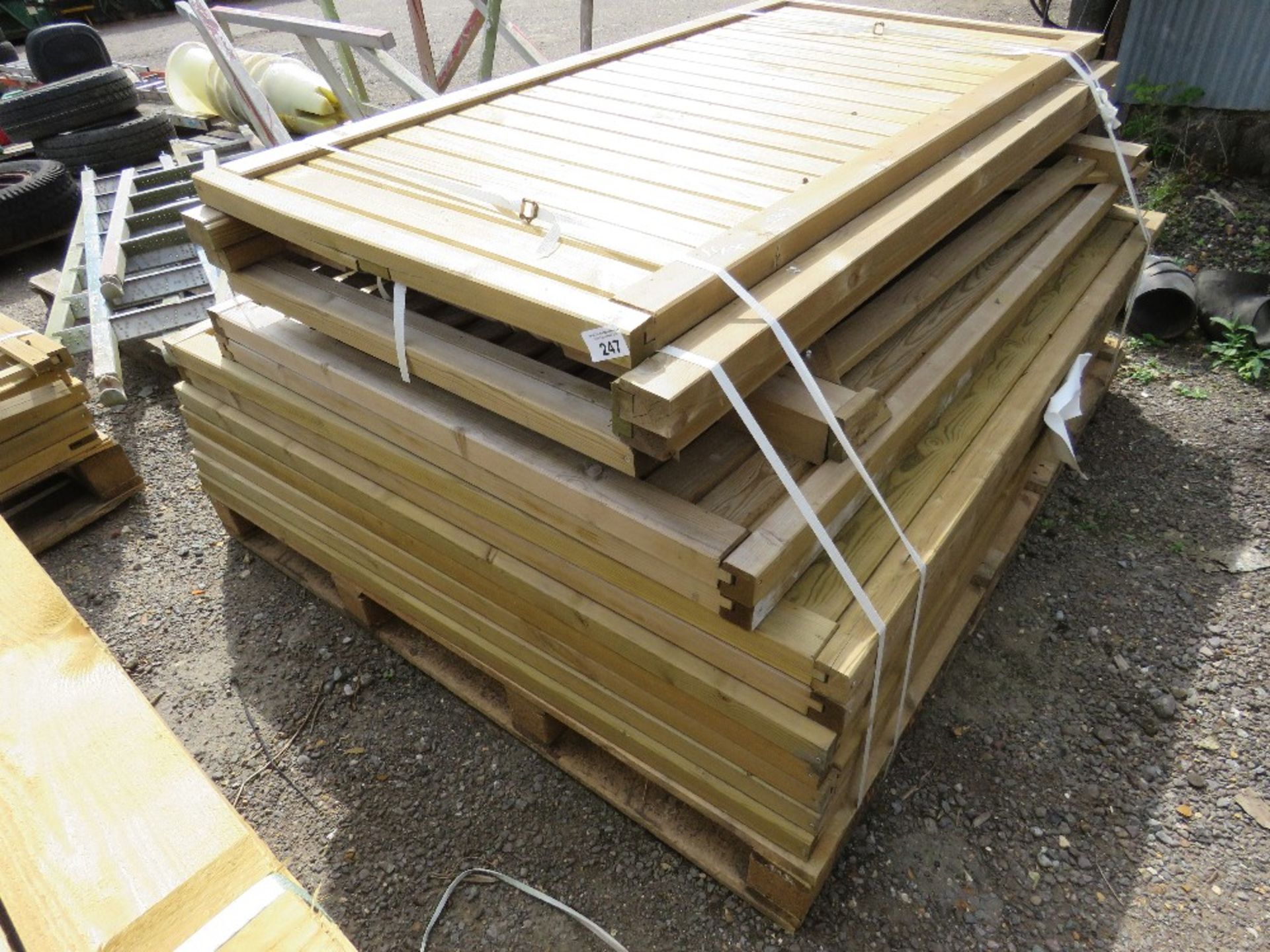APPROX 14 X TIMBER FENCE PANELS/GATES.