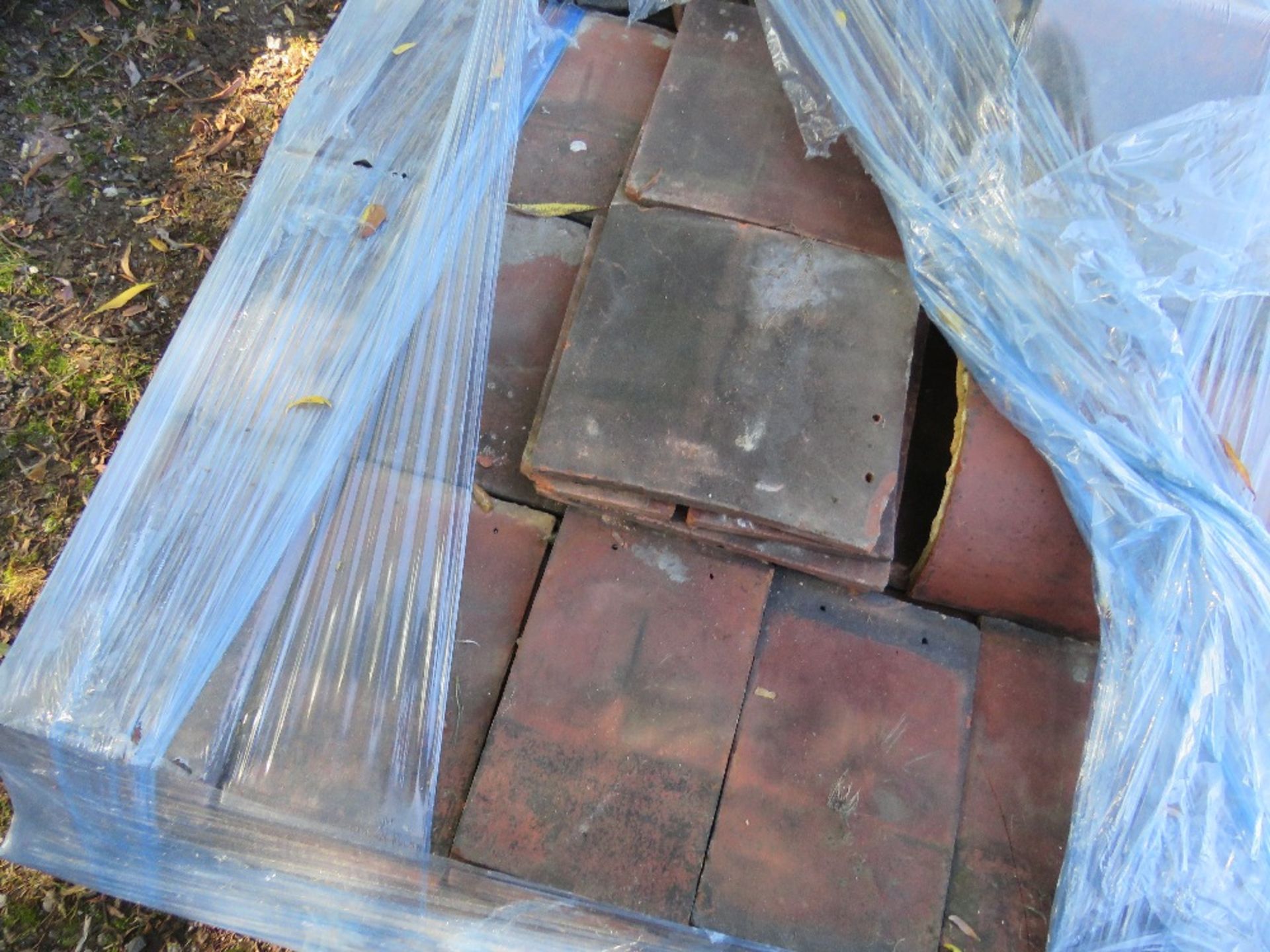 PALLET OF PEG TILES PLUS RIDGES/BONNETS. NO VAT ON HAMMER PRICE. - Image 2 of 4