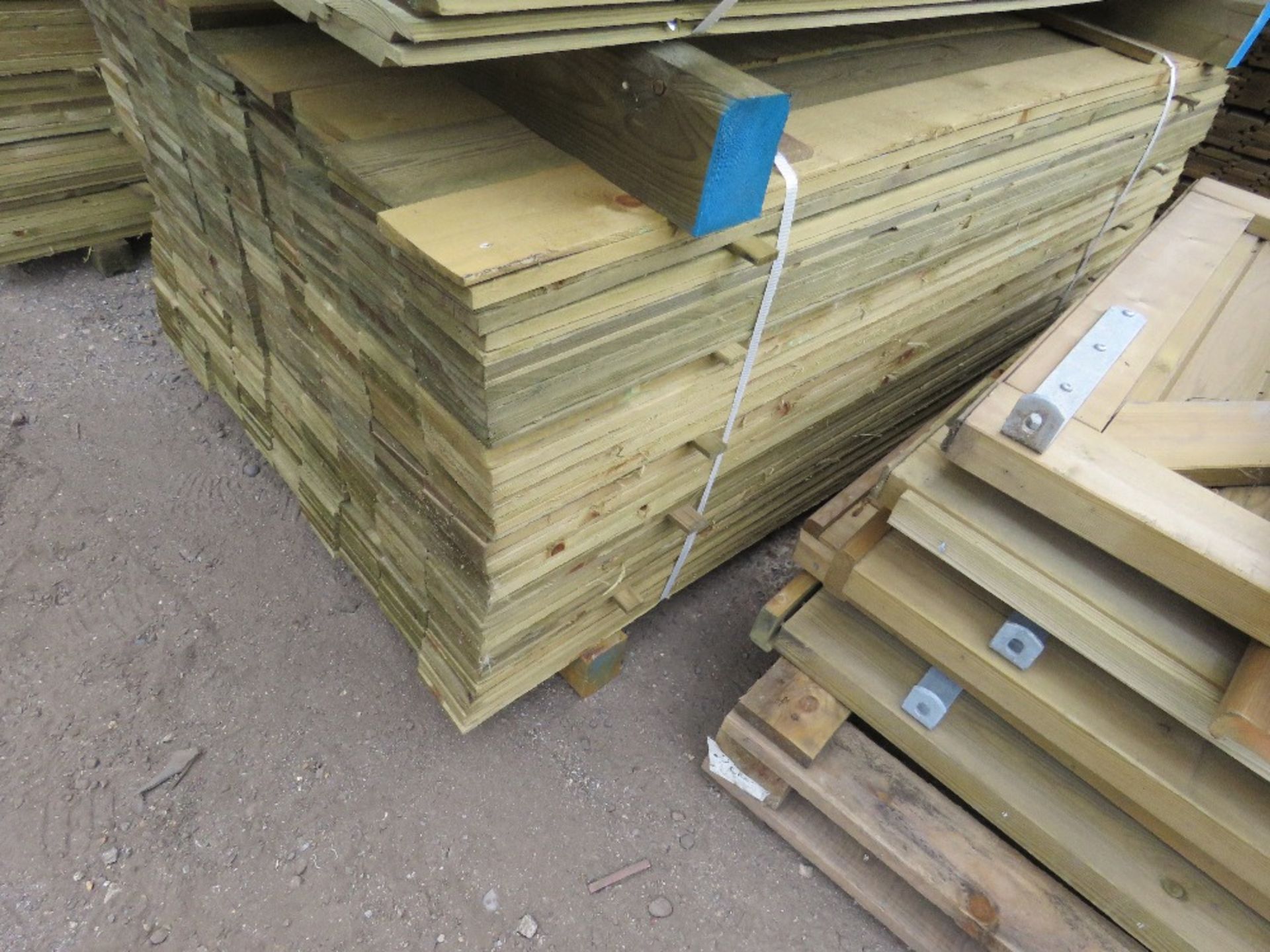 LARGE PACK OF PRESSURE TREATED FEATHER EDGE FENCING TIMBER. 1.66M LENGTH X 10CM WIDTH APPROX. - Image 3 of 4