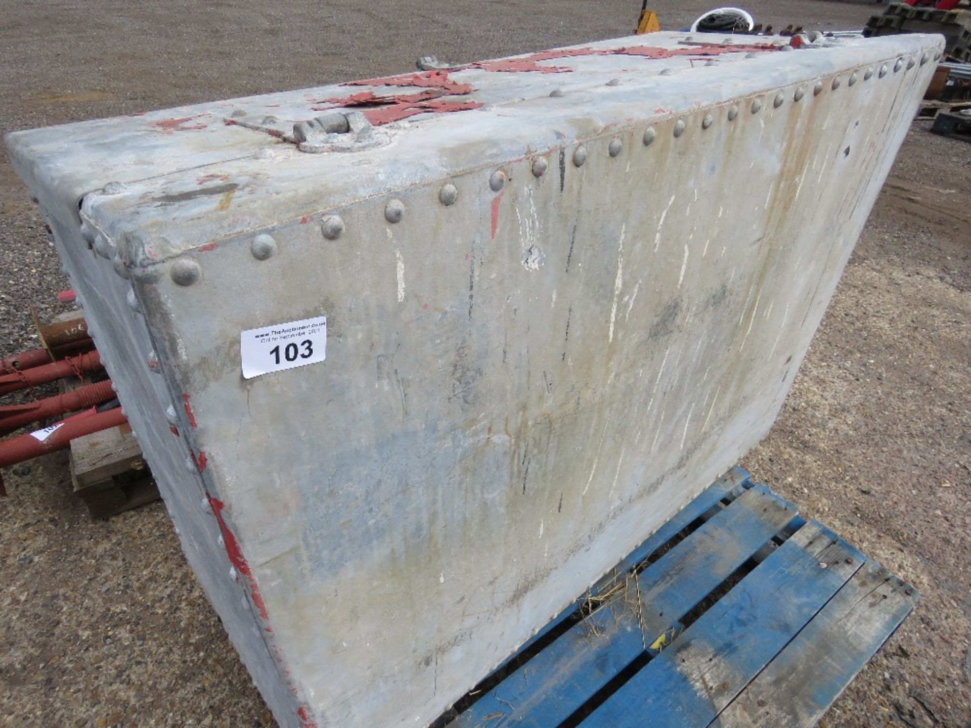 LARGE GALVANISED FEED BIN WITH LOCKABLE HASP. NO VAT ON HAMMER PRICE. - Image 3 of 3