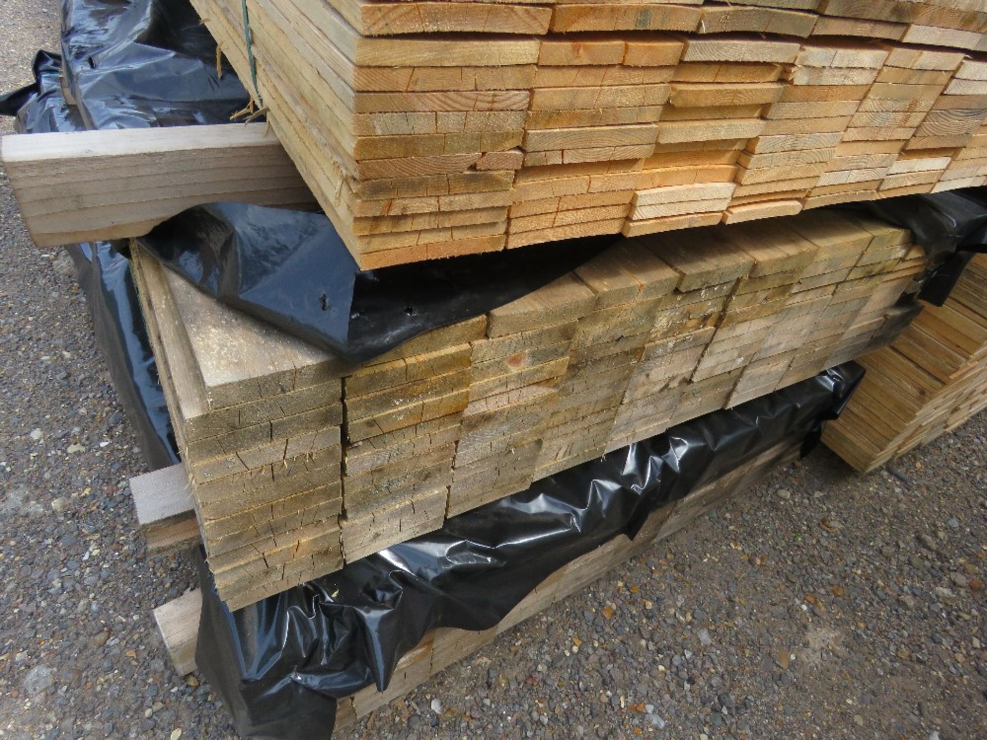 STACK CONTAINING 4 BUNDLES OF UNTREATED FENCE CLADDING TIMBER BOARDS, 1.14M -1.73M LENGTHAPPROX. - Image 4 of 6