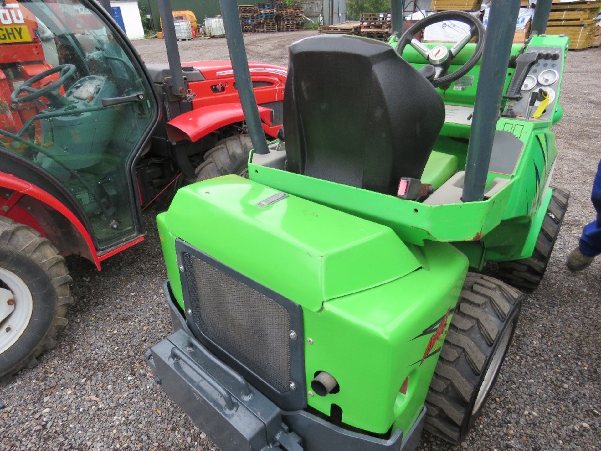 AVANT 420 COMPACT SIZED PIVOT STEER TELESCOPIC LOADER, YEAR 2011. 1718 REC HOURS. SN:61532112. WHEN - Image 3 of 7