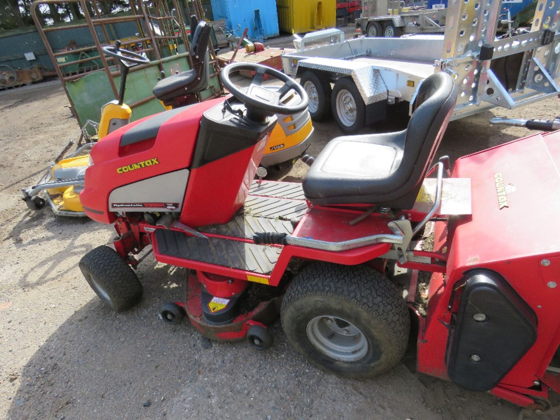 COUNTAX C300H RIDE ON MOWER WITH COLLECTOR. HYDROSTATIC DRIVE. WHEN TESTED WAS SEEN TO RUN, DRIVE AN - Image 7 of 9