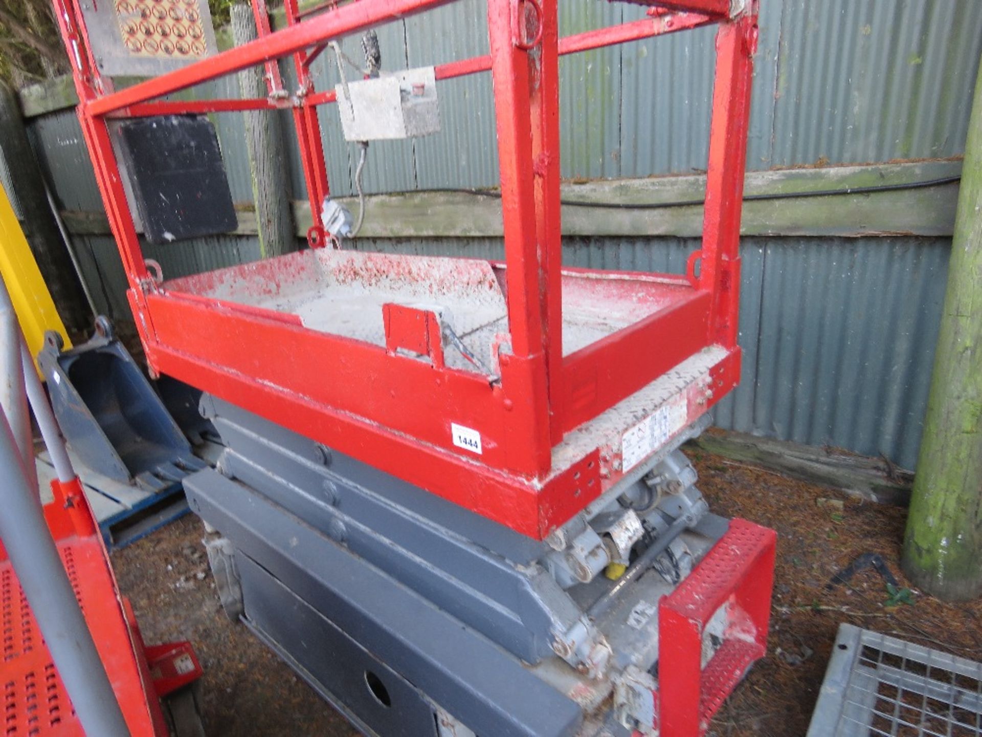 SKYJACK 3219 SCISSOR LIFT ACCESS PLATFORM, YEAR 2010. SN:22020000. UNTESTED, BATTERY FLAT WHEN DELIV