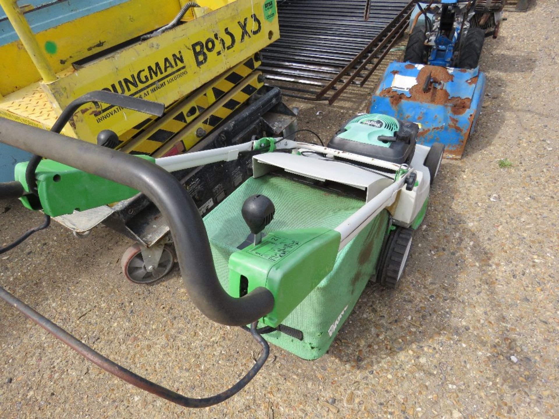 ETESIA VIKING MOWER WITH COLLECTOR. WHEN TESTED WAS SEEN TO RUN AND DRIVE. - Image 2 of 3