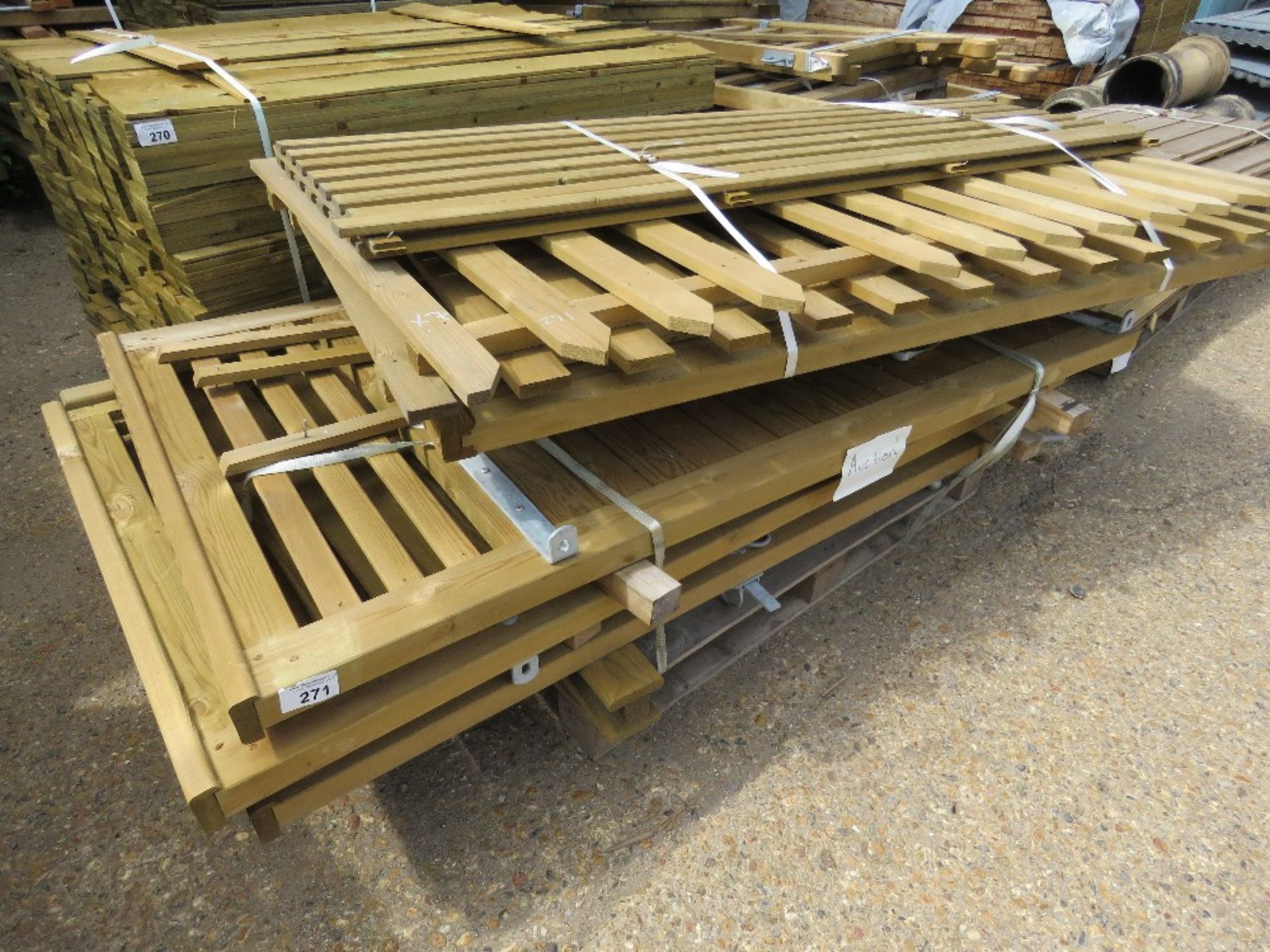 7 X ASSORTED GATES / SMALL FENCE PANELS.