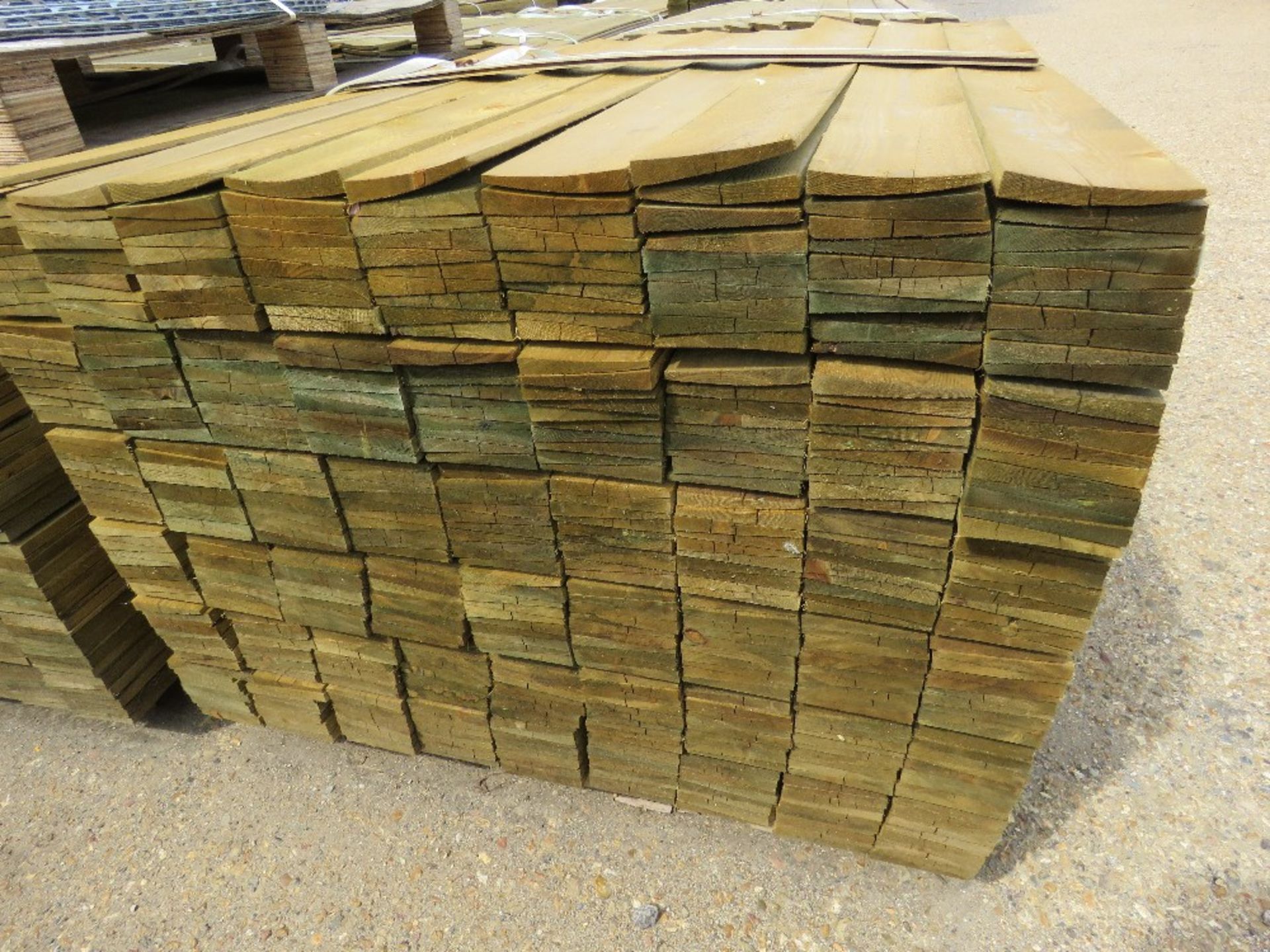 LARGE PACK OF FEATHER EDGE FENCE CLADDING TIMBER BOARDS, 1.19M LENGTH X 10CM WIDTH APPROX. - Image 2 of 3