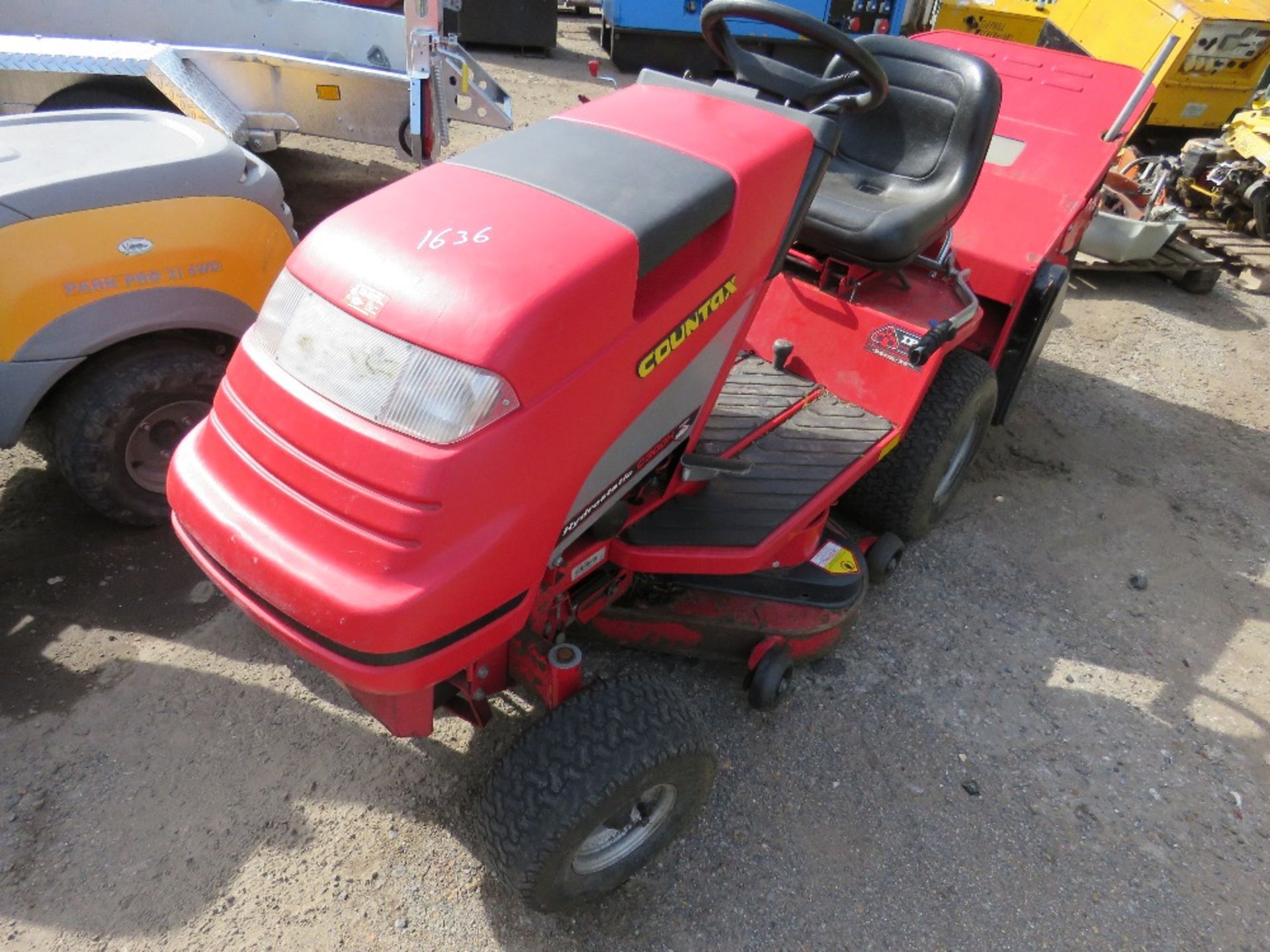 COUNTAX C300H RIDE ON MOWER WITH COLLECTOR. HYDROSTATIC DRIVE. WHEN TESTED WAS SEEN TO RUN, DRIVE AN