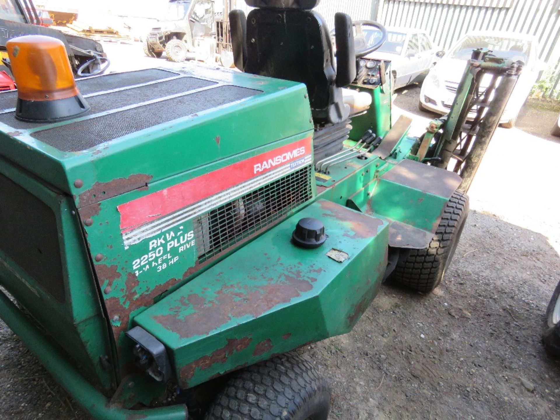 RANSOMES 2350 PLUS PARKWAY 4WD PROFESSIONAL RIDE ON TRIPLE CYLINDER MOWER. REG:Y188 HUB (LOG BOOK TO - Image 4 of 10