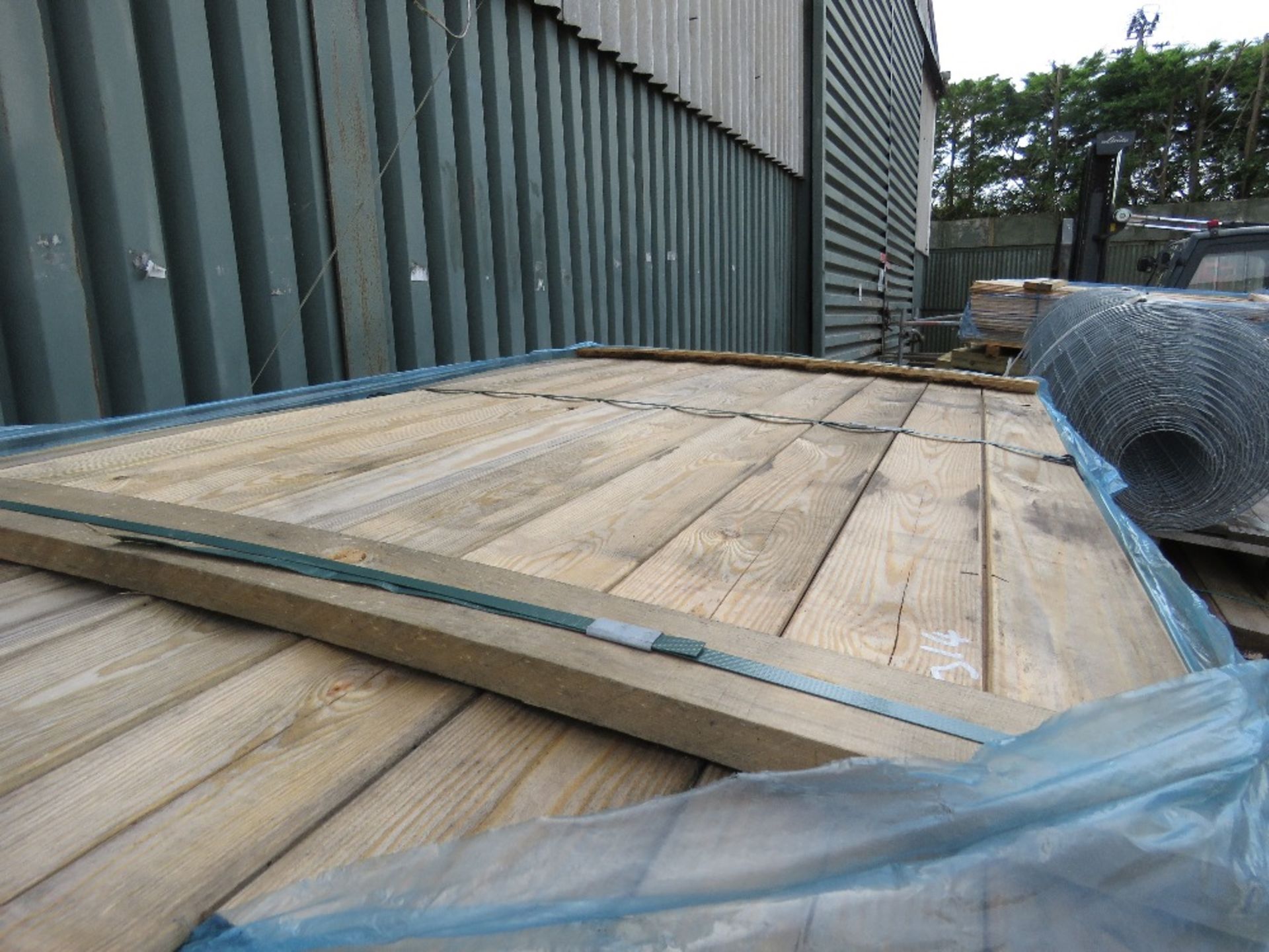 LARGE PACK OF UNTREATED HIT AND MISS FENCE CLADDING TIMBER BOARDS, 1.75 M LENGTH X 10CM WIDTH APPROX - Image 2 of 3