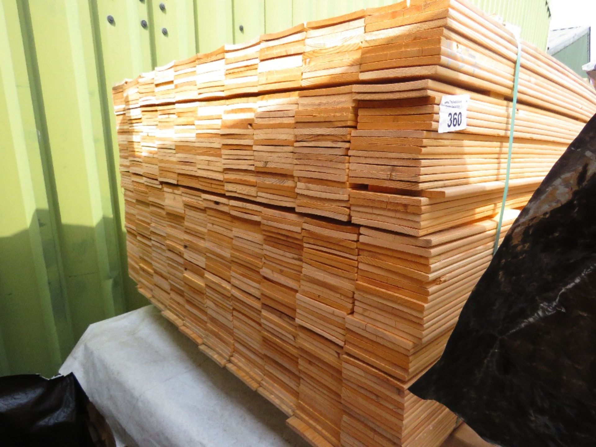 LARGE PACK OF UNTREATED HIT AND MISS CLADDING TIMBER, 1.37M LENGTH X 10CM WIDTH APPROX. - Image 3 of 3