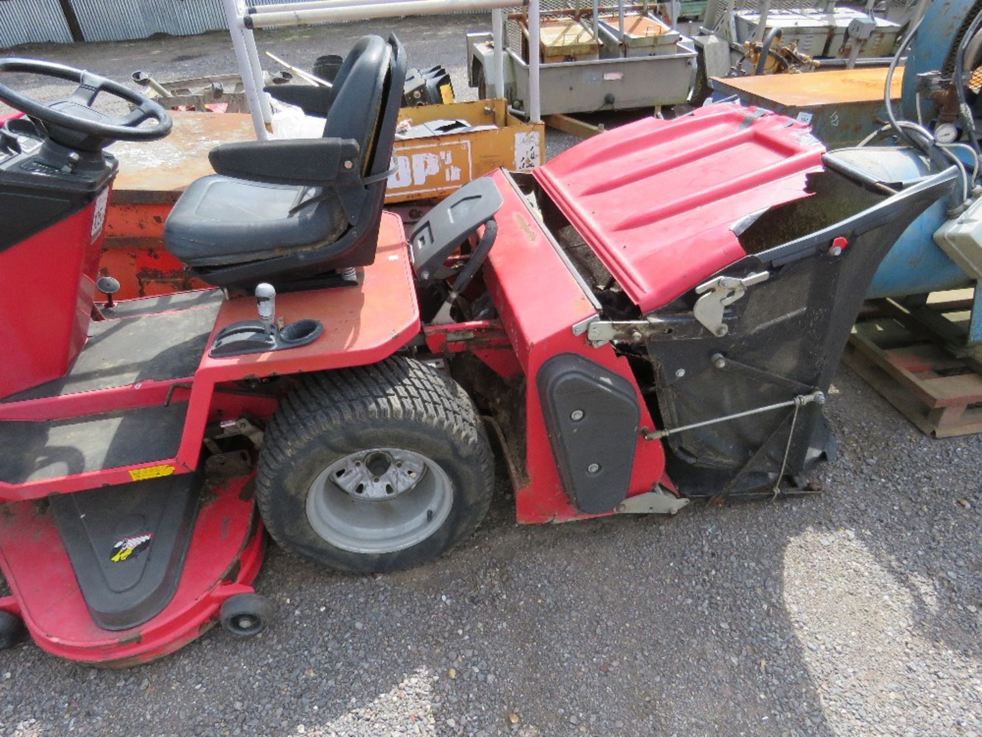 COUNTAX A2050 RIDE ON MOWER WITH COLLECTOR. WHEN TESTED WAS SEEN TO RUN, DRIVE AND MOWERS TURNED. CO - Image 2 of 7