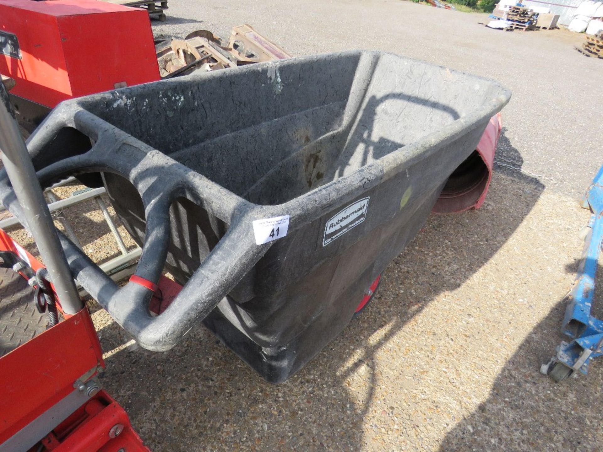 RUBBERMAID HEAVY DUTY RUBBLE BARROW.