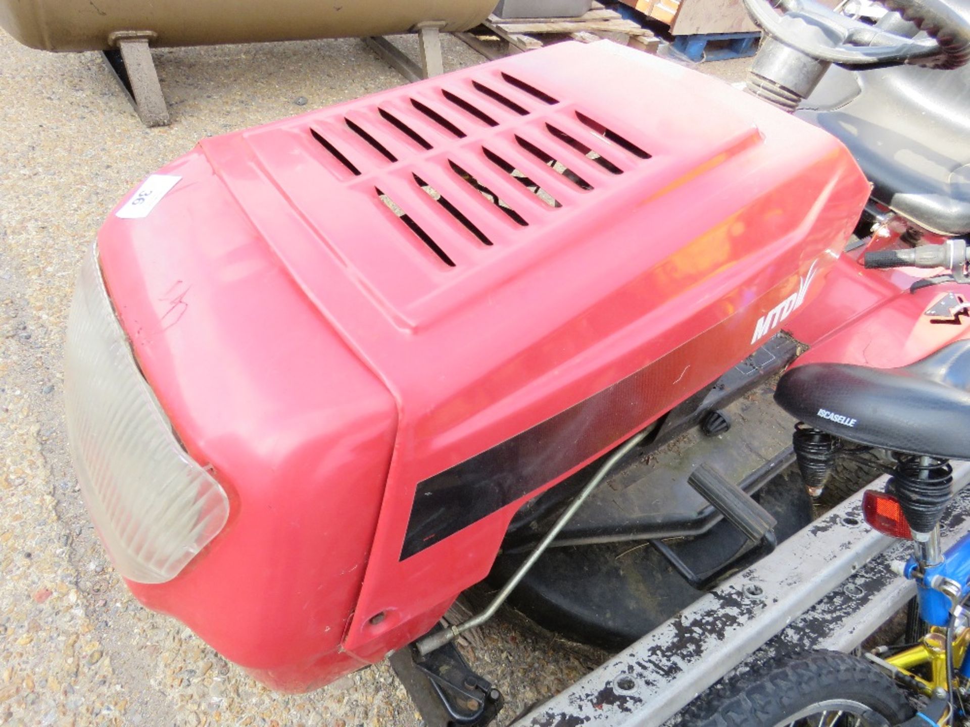 MTD PETROL ENGINED RIDE ON MOWER. NO VAT ON HAMMER PRICE. - Image 4 of 4