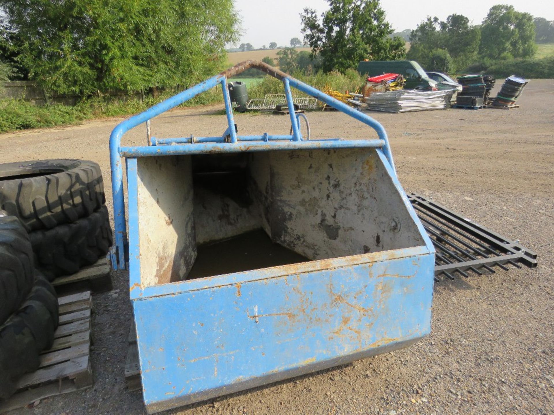 FUNNEL CONCRETE SKIP, 1M /3000KG RATED CAPACITY WITH CONTROLLED RELEASE. - Image 2 of 4