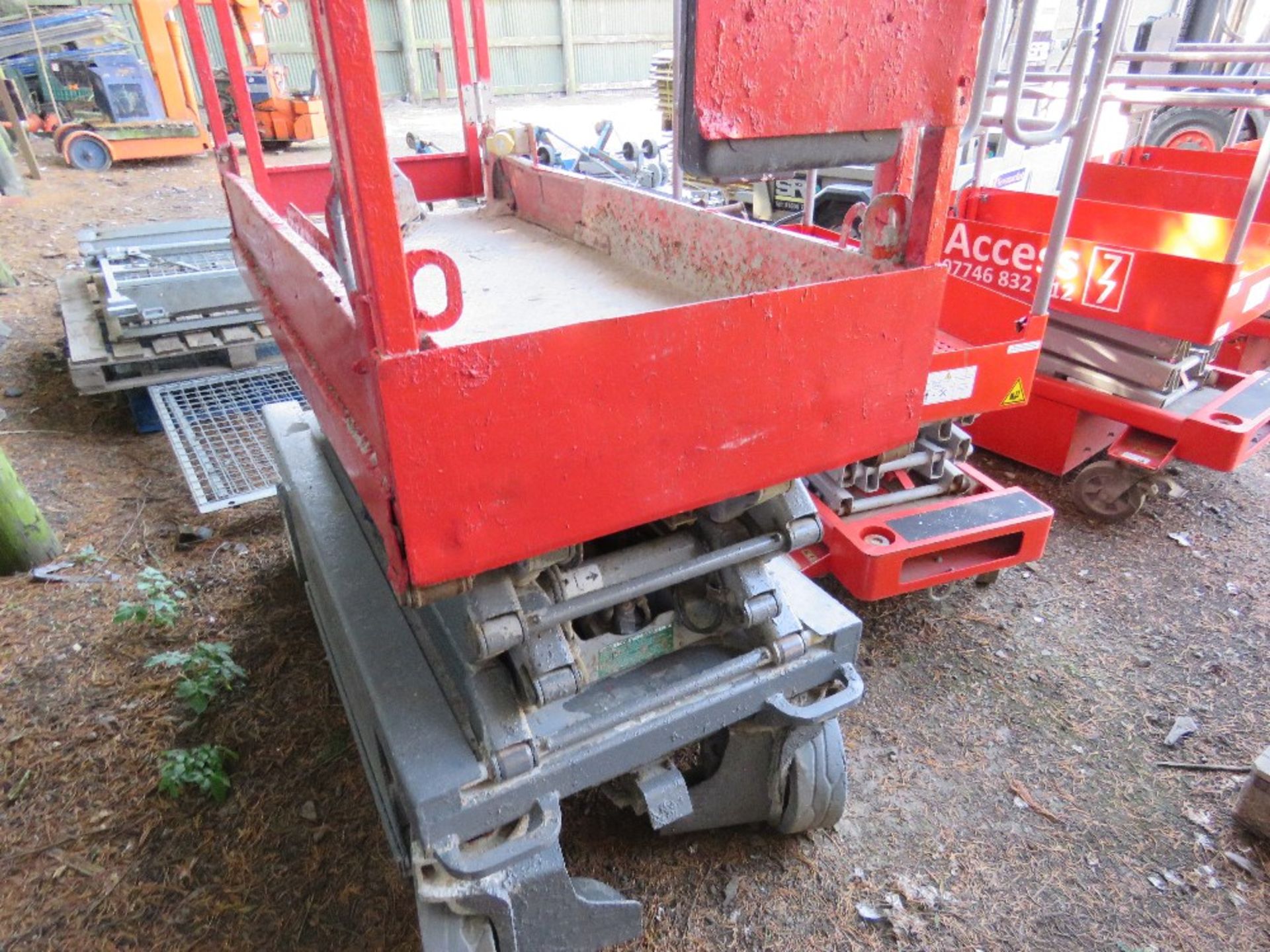 SKYJACK 3219 SCISSOR LIFT ACCESS PLATFORM, YEAR 2010. SN:22020000. UNTESTED, BATTERY FLAT WHEN DELIV - Image 6 of 6