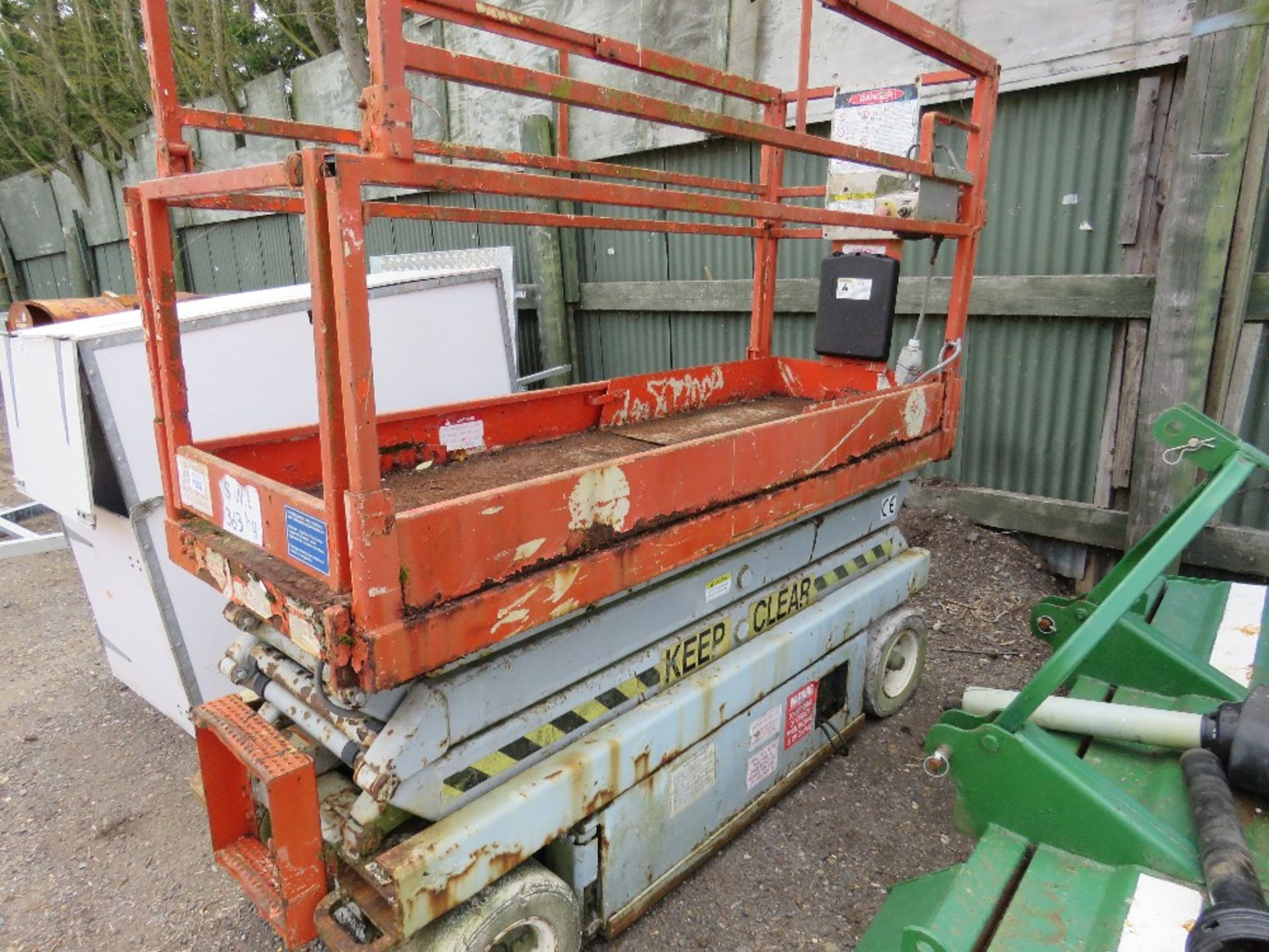 SKYJACK 3220 SCISSOR LIFT ACCESS PLATFORM, YEAR 1998. BATTERY LOW WHEN DELIVERED SO UNTESTED. - Image 3 of 4