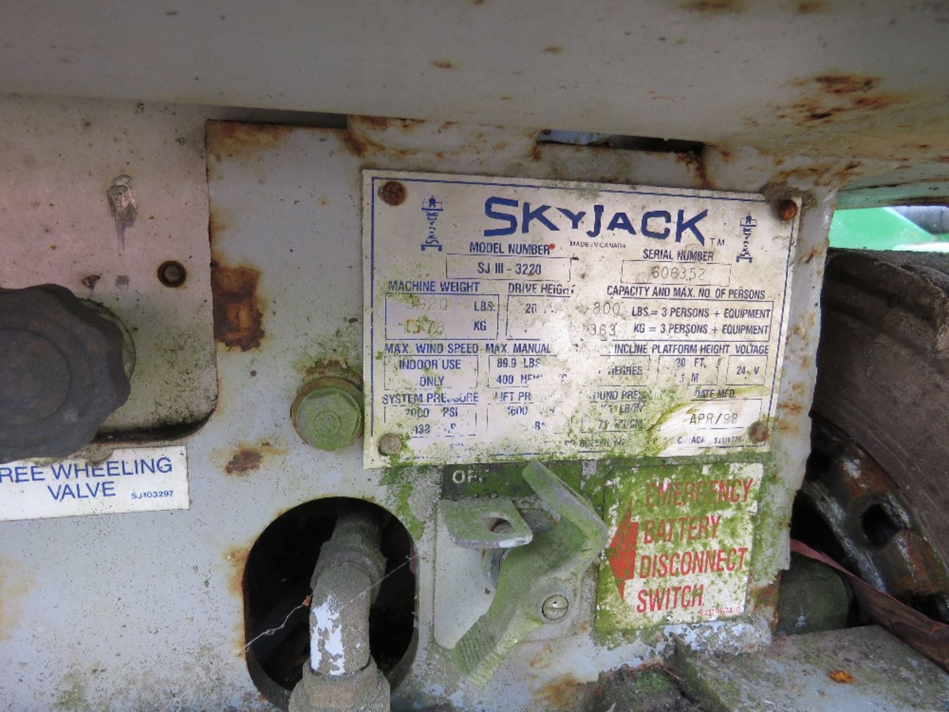 SKYJACK 3220 SCISSOR LIFT ACCESS PLATFORM, YEAR 1998. BATTERY LOW WHEN DELIVERED SO UNTESTED. - Image 2 of 4