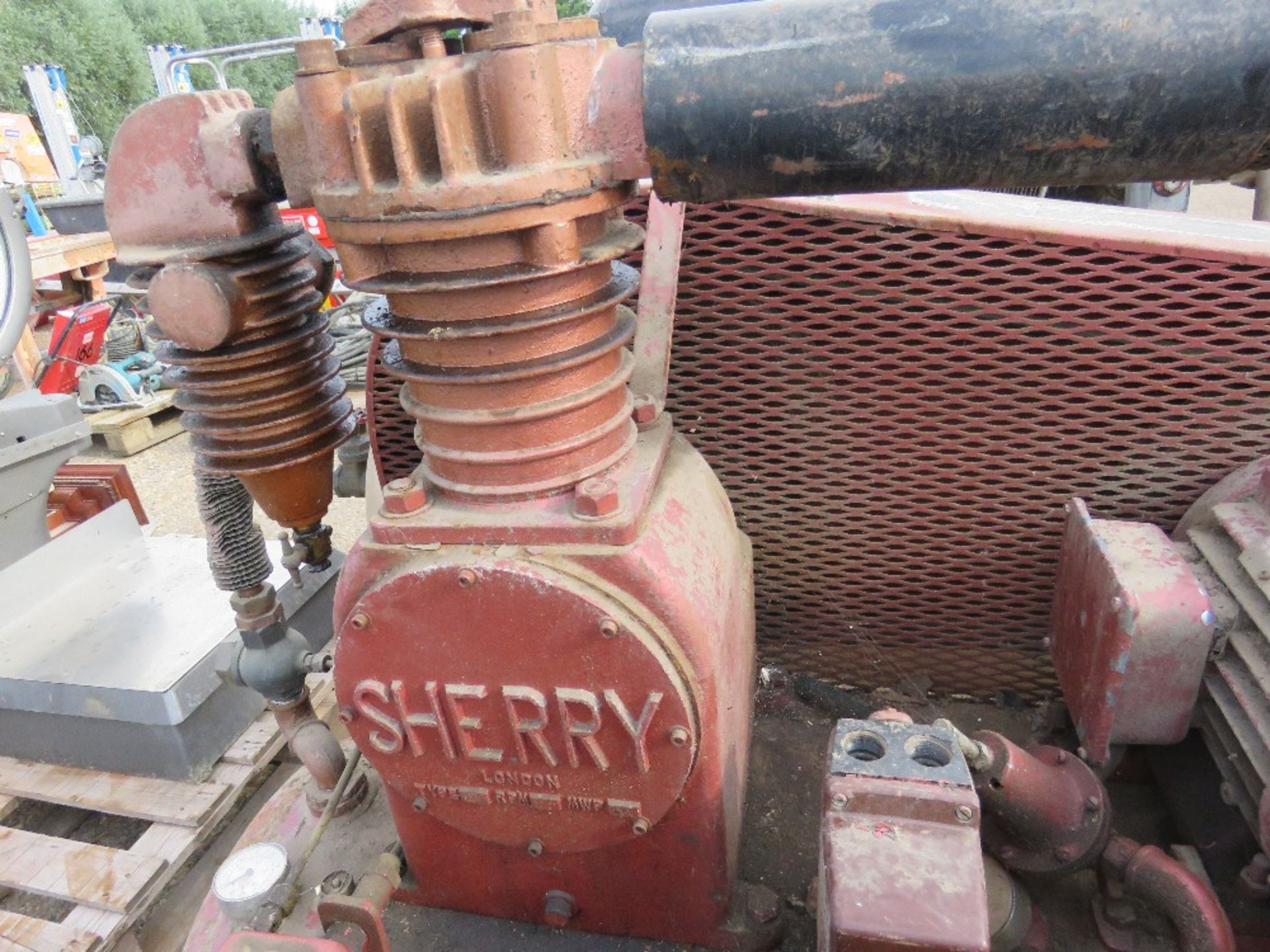 LARGE RED COMPRESSOR, SOURCED FROM FACTORY CLOSURE. NO VAT ON HAMMER PRICE. - Image 4 of 4