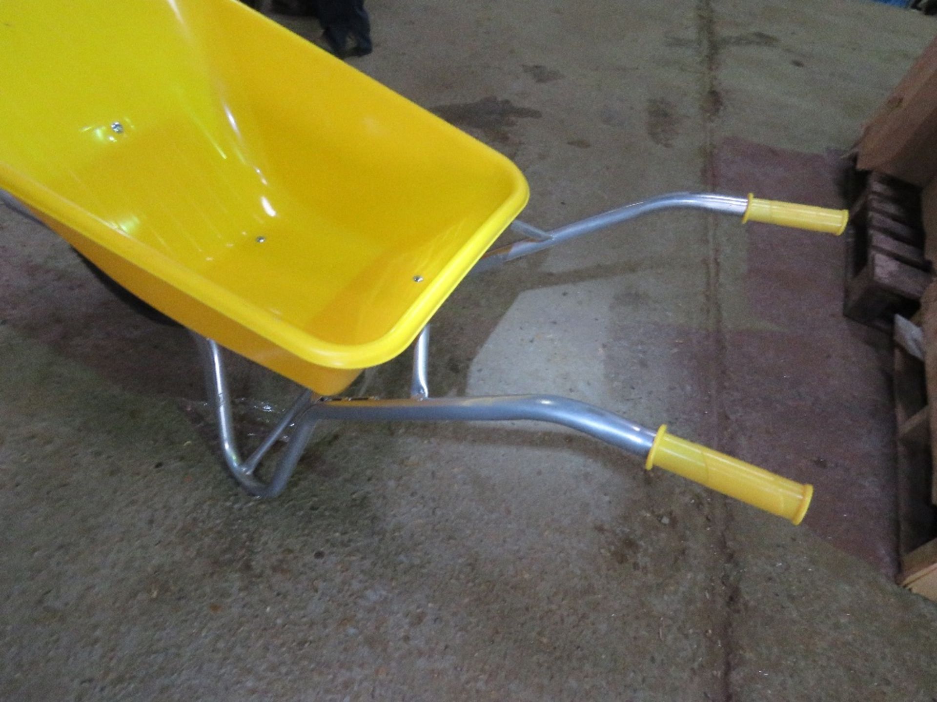 HEAVY DUTY BUILDER'S WHEELBARROW, LIGHTWEIGHT, UNUSED. - Image 2 of 2